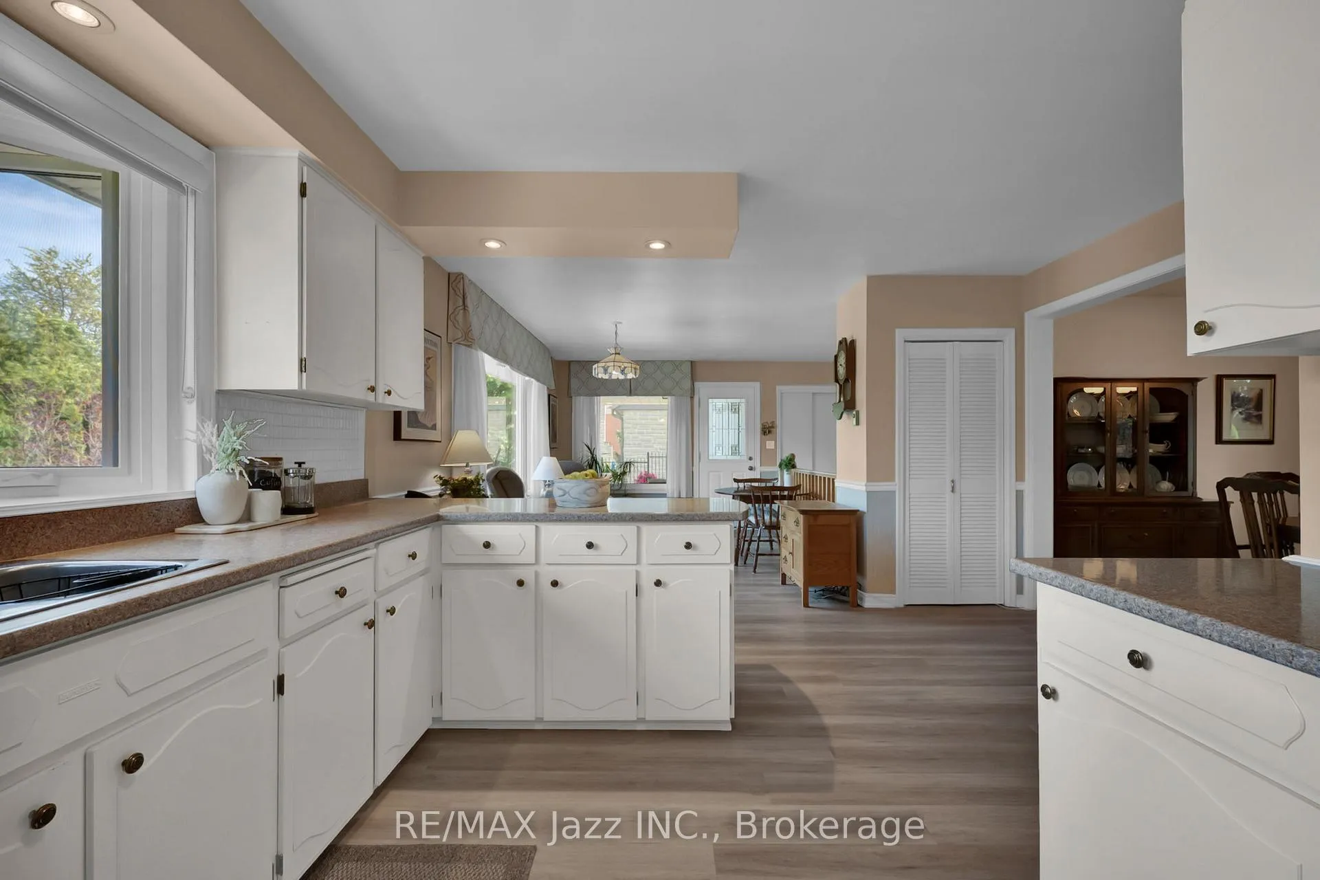 Photo 18 of 961 Swiss Heights, Oshawa, Pinecrest — HOMEH