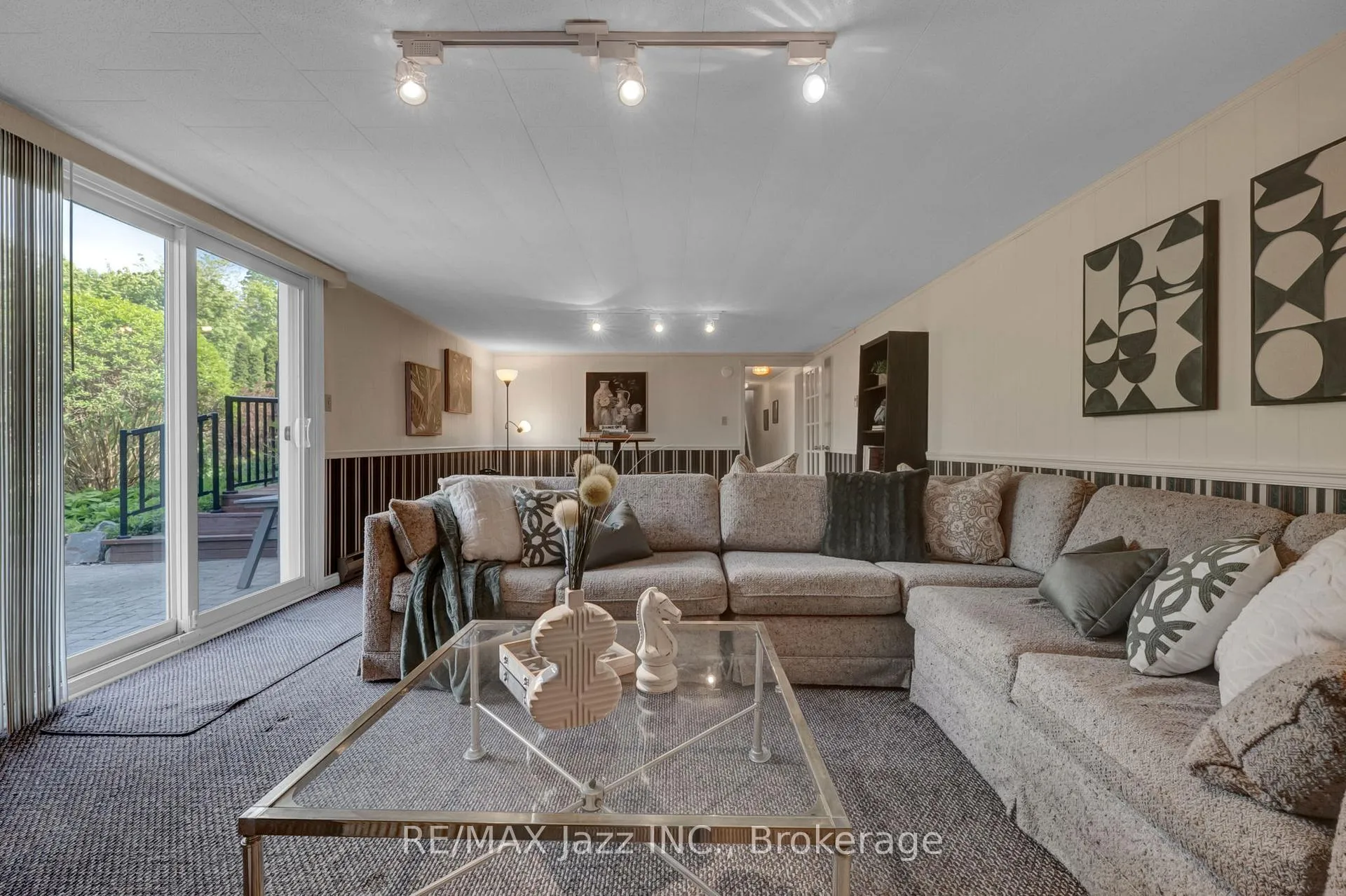 Photo 34 of 961 Swiss Heights, Oshawa, Pinecrest — HOMEH