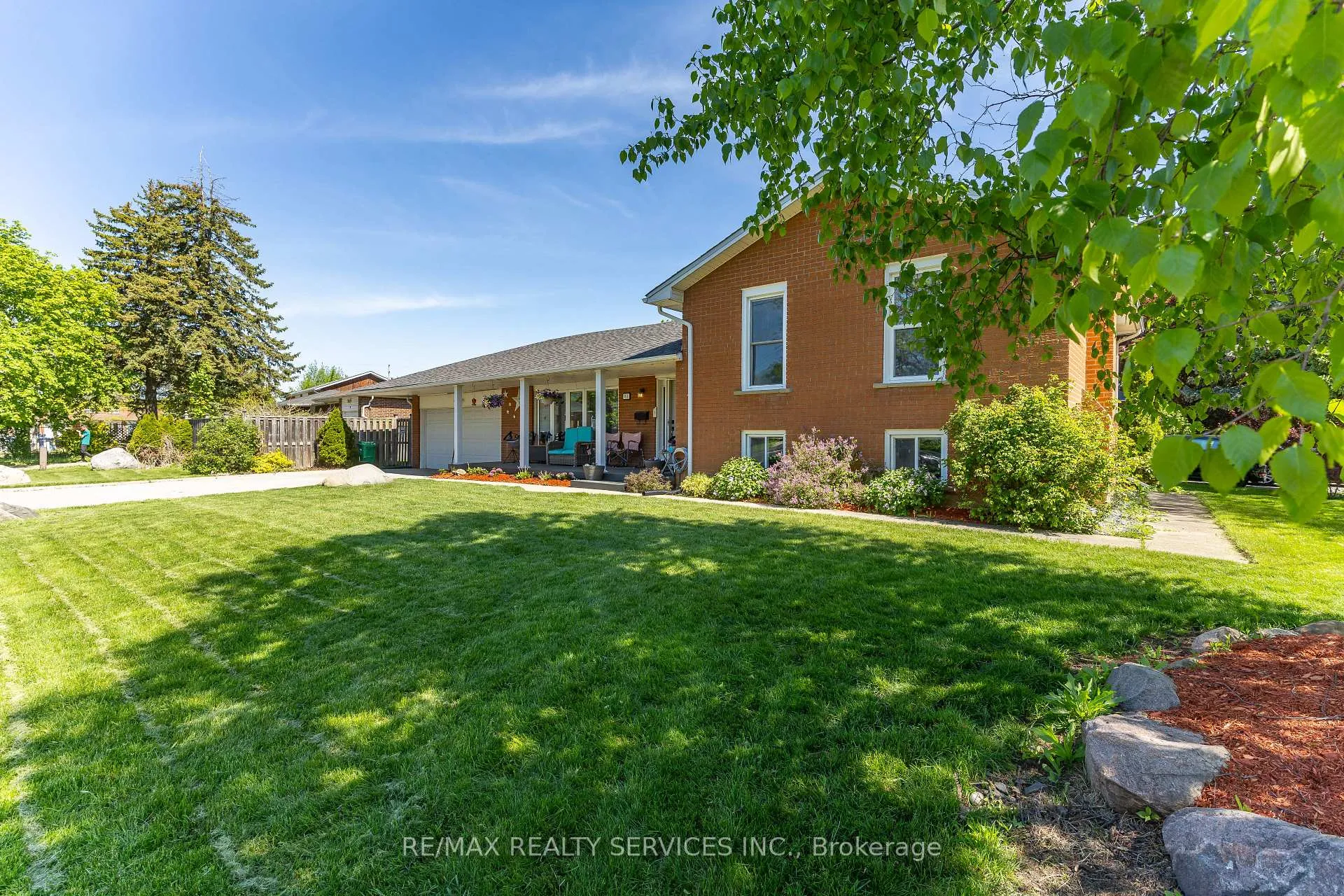 Photo 3 of 84 Marchbank Crescent, Brampton, Central Park — HOMEH