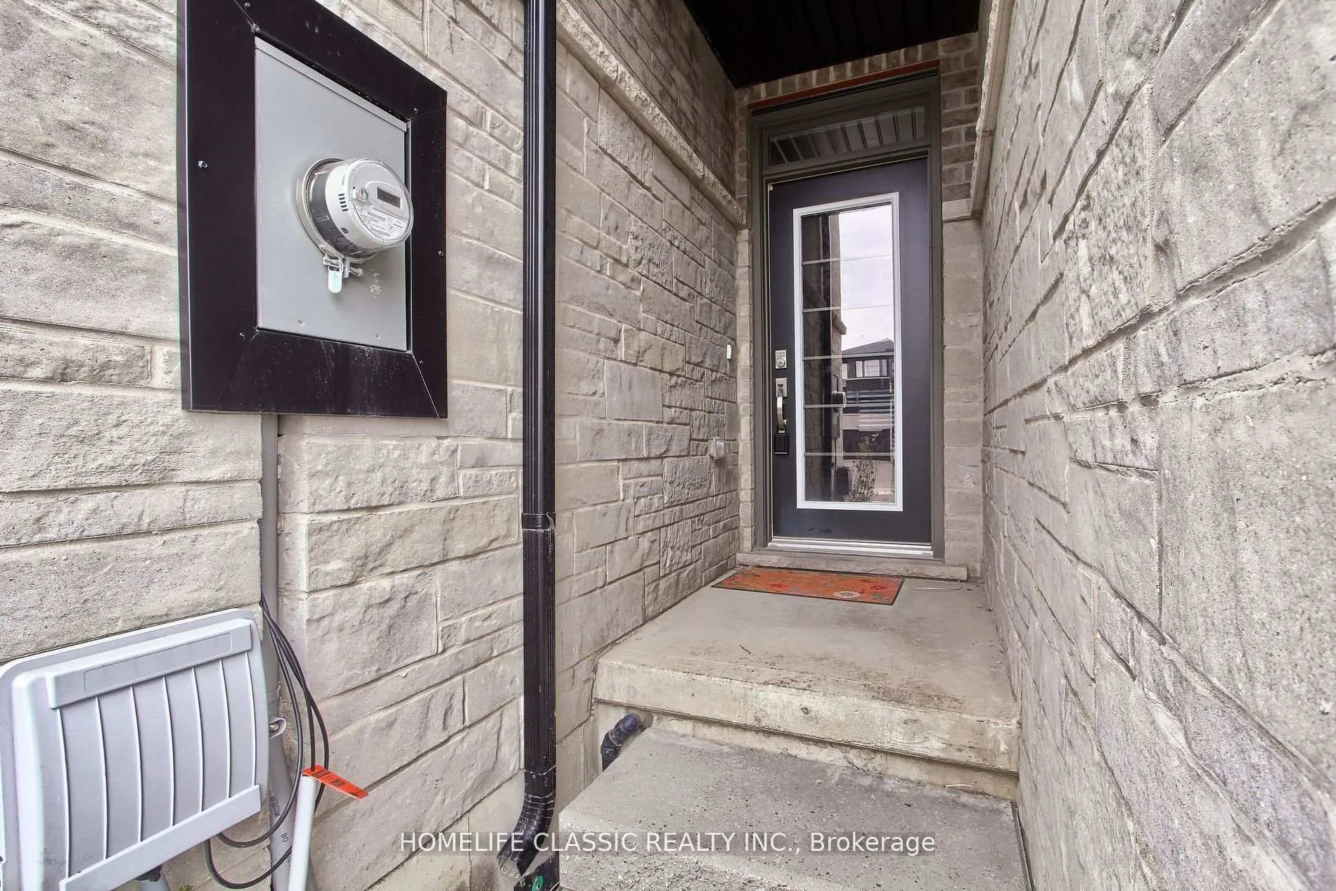 Photo 3 of 103 Greenwich Avenue, Hamilton, Stoney Creek Mountain — HOMEH