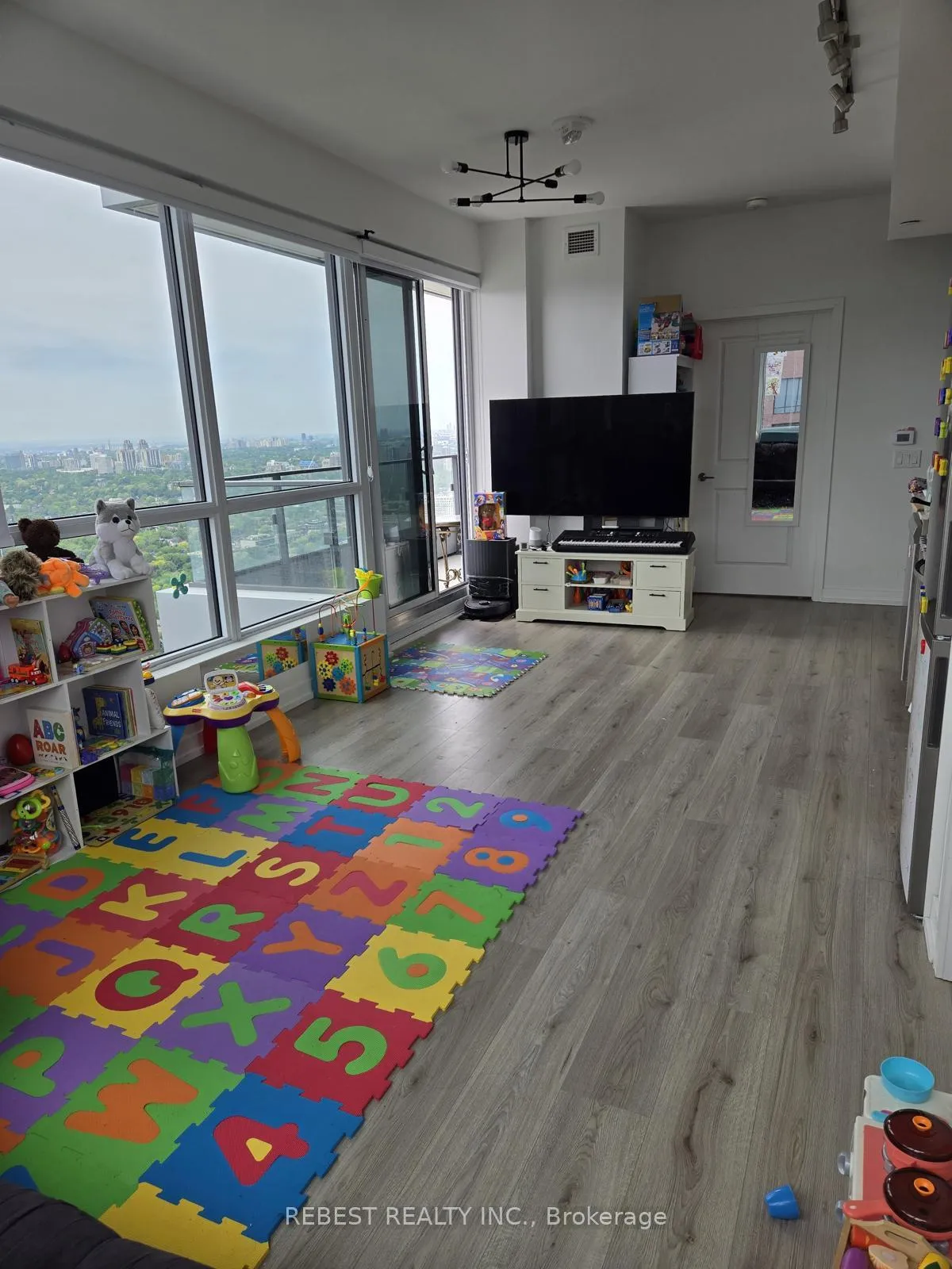 Photo 9 of Unit 5202, 395 Bloor Street E, Toronto, North St. James Town — HOMEH