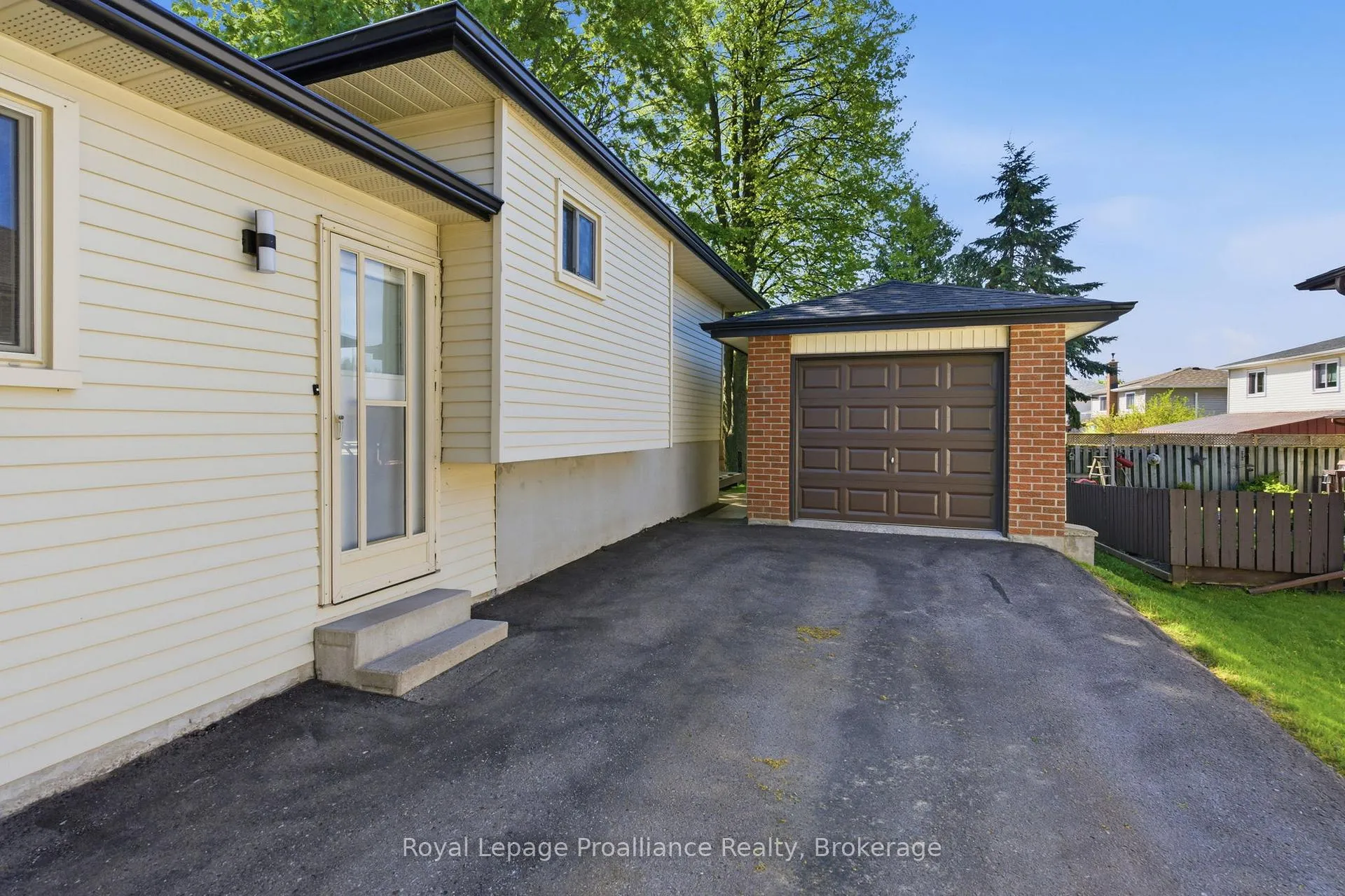 Photo 5 of 629 Mackechnie Crescent, Cobourg — HOMEH