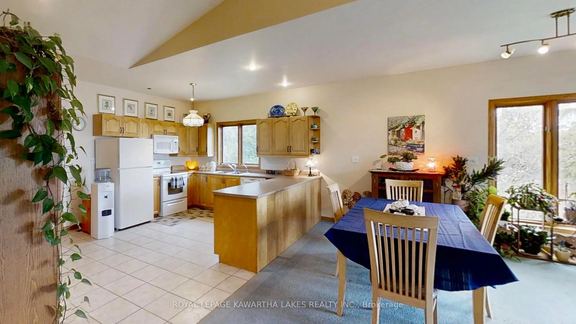 Photo 16 of 21 Emerald Street, Kawartha Lakes, Fenelon — HOMEH