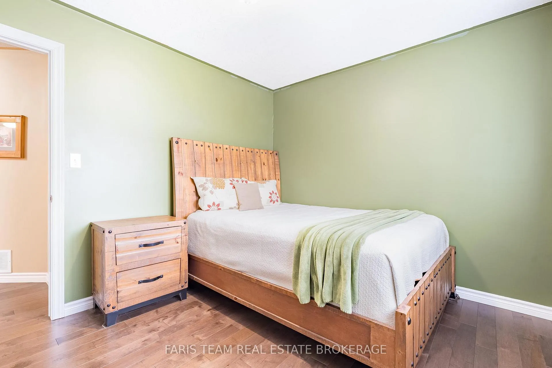 Photo 25 of 704 Trinity Street, Innisfil, Alcona — HOMEH