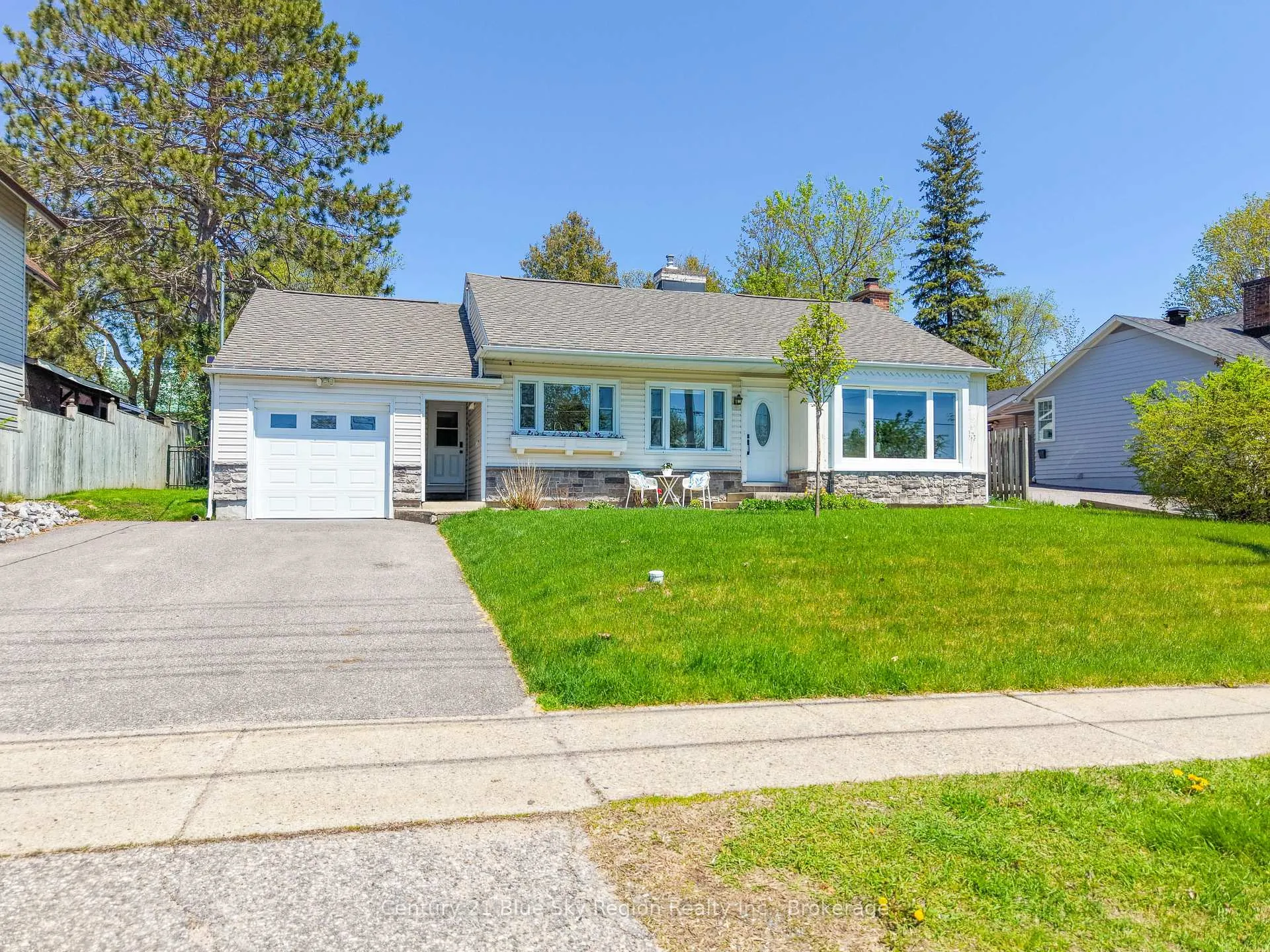 Photo 2 of 1052 Copeland Street, North Bay, West End — HOMEH