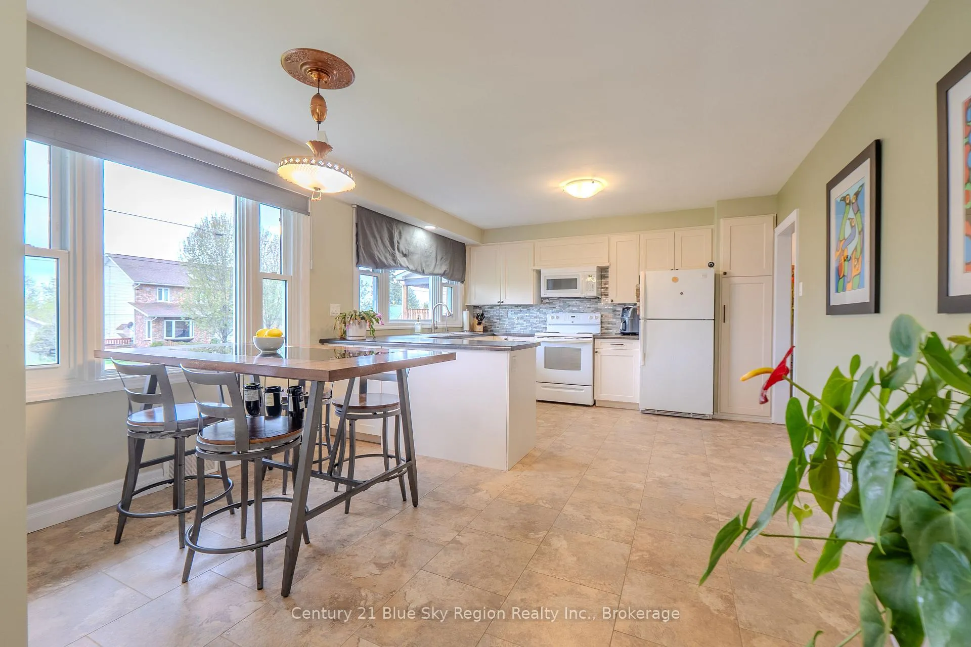 Photo 3 of 1052 Copeland Street, North Bay, West End — HOMEH