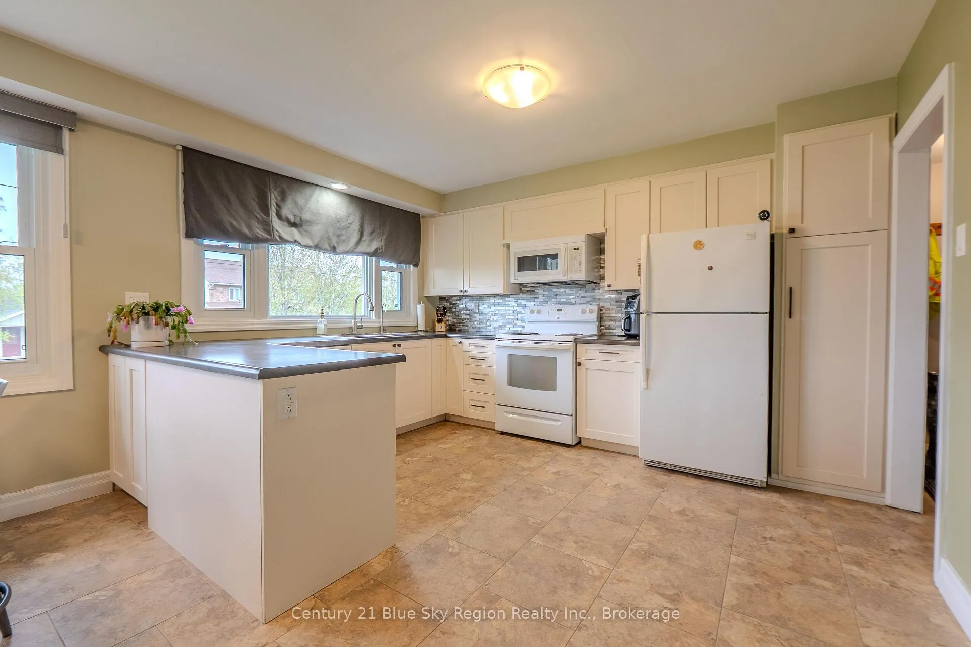 Photo 5 of 1052 Copeland Street, North Bay, West End — HOMEH