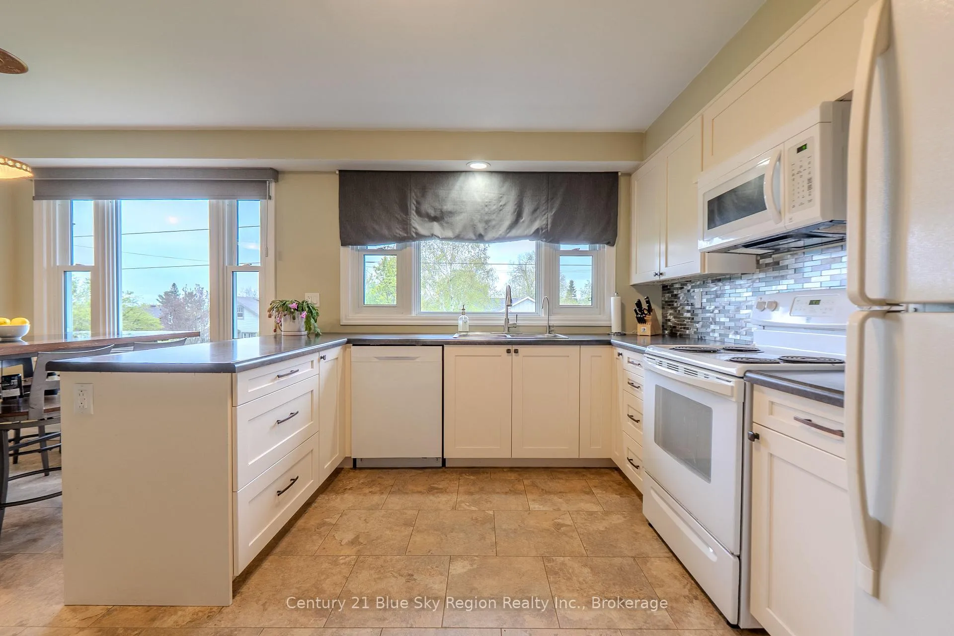 Photo 7 of 1052 Copeland Street, North Bay, West End — HOMEH