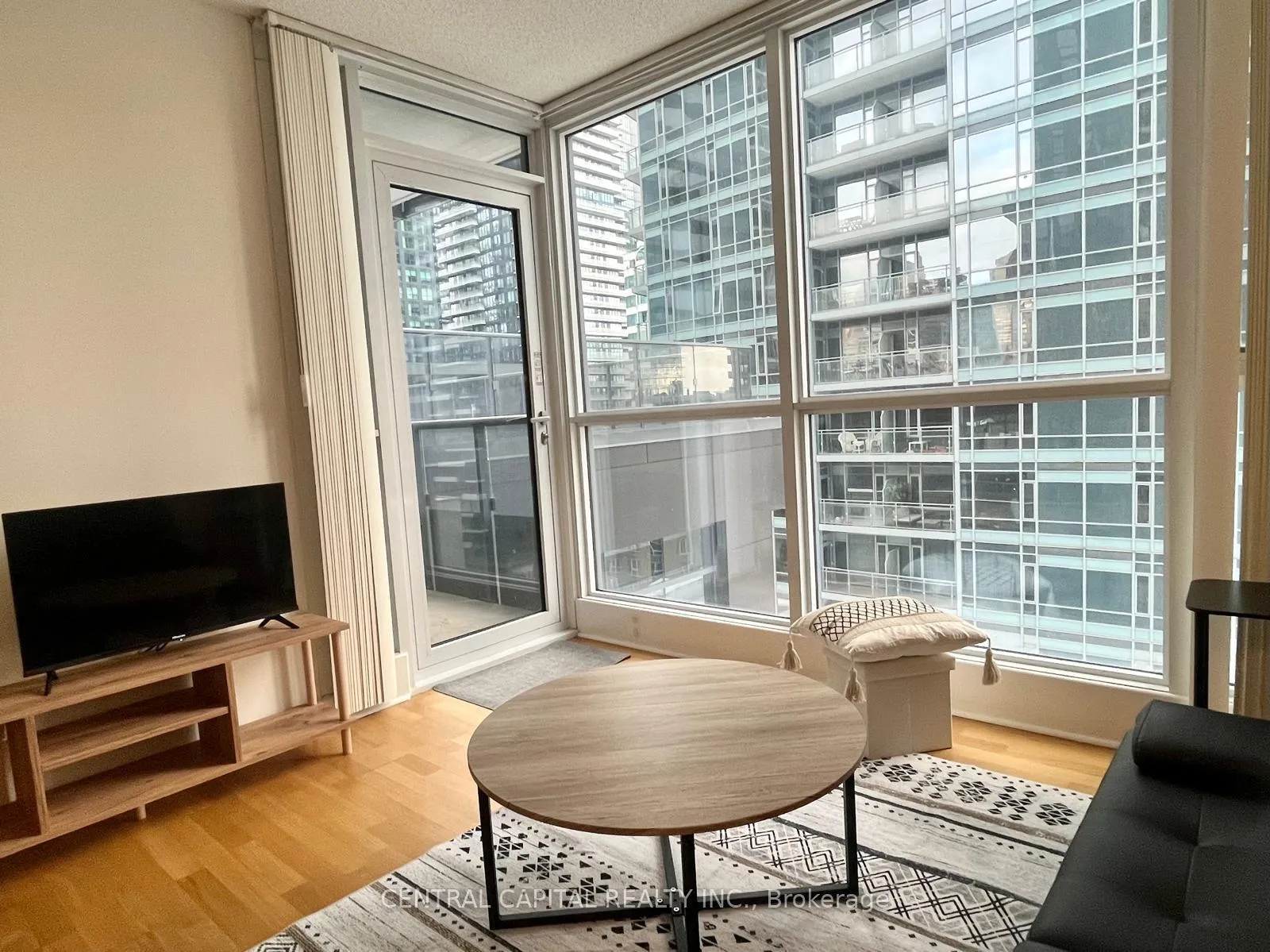 Photo 4 of Unit 1310, 295 Adelaide Street W, Toronto, Waterfront Communities — HOMEH
