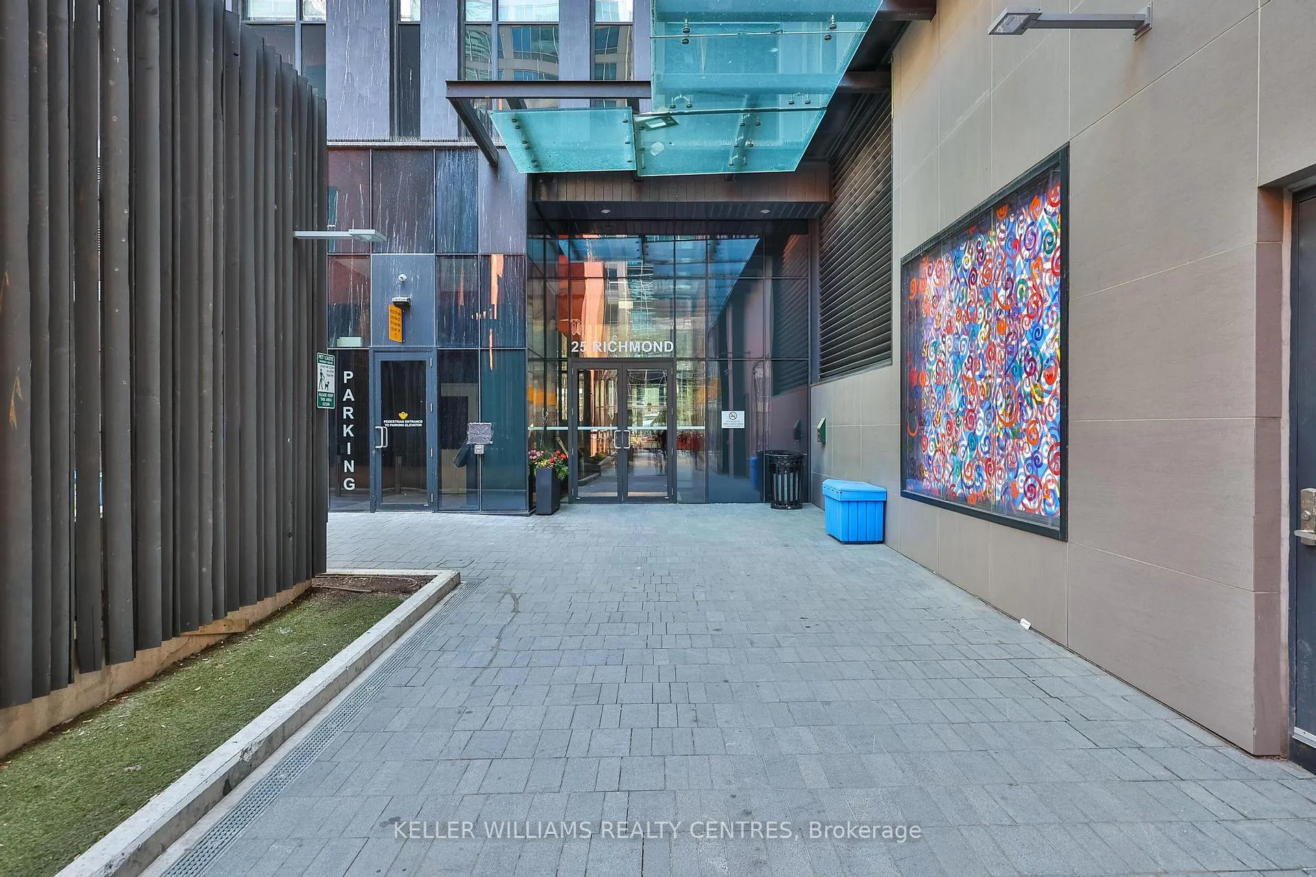 Photo 2 of Unit 704, 25 Richmond Street E, Toronto, Church-Yonge Corridor — HOMEH