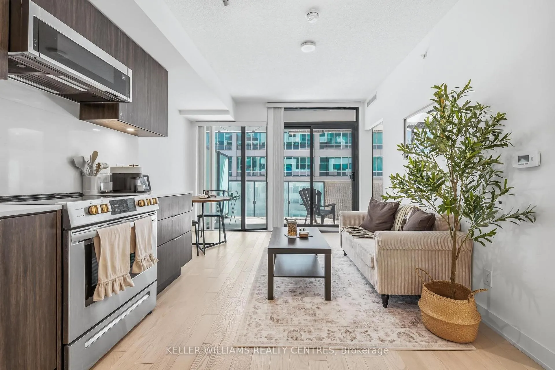 Photo 8 of Unit 704, 25 Richmond Street E, Toronto, Church-Yonge Corridor — HOMEH