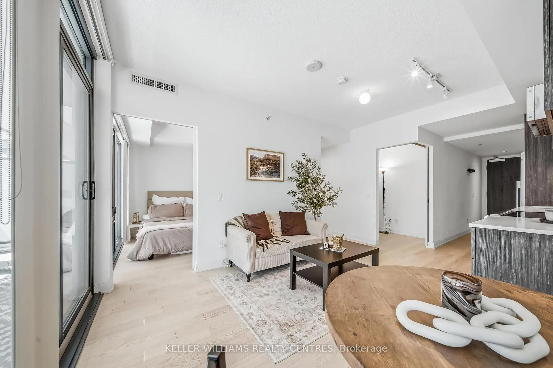 Photo 10 of Unit 704, 25 Richmond Street E, Toronto, Church-Yonge Corridor — HOMEH