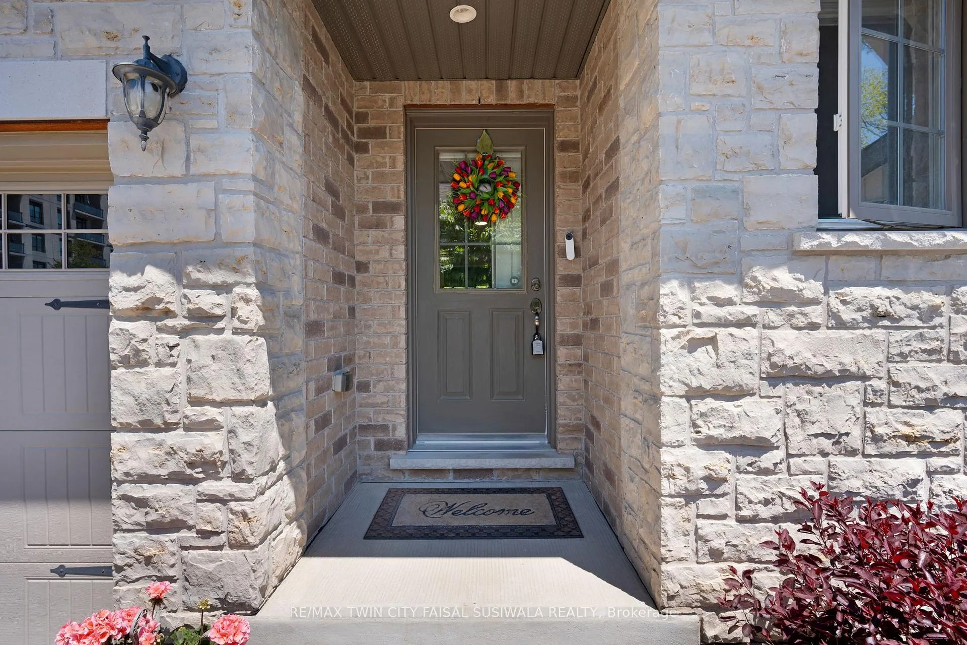 Photo 3 of Unit 2, 635 Saginaw Parkway, Cambridge, Fiddlesticks — HOMEH