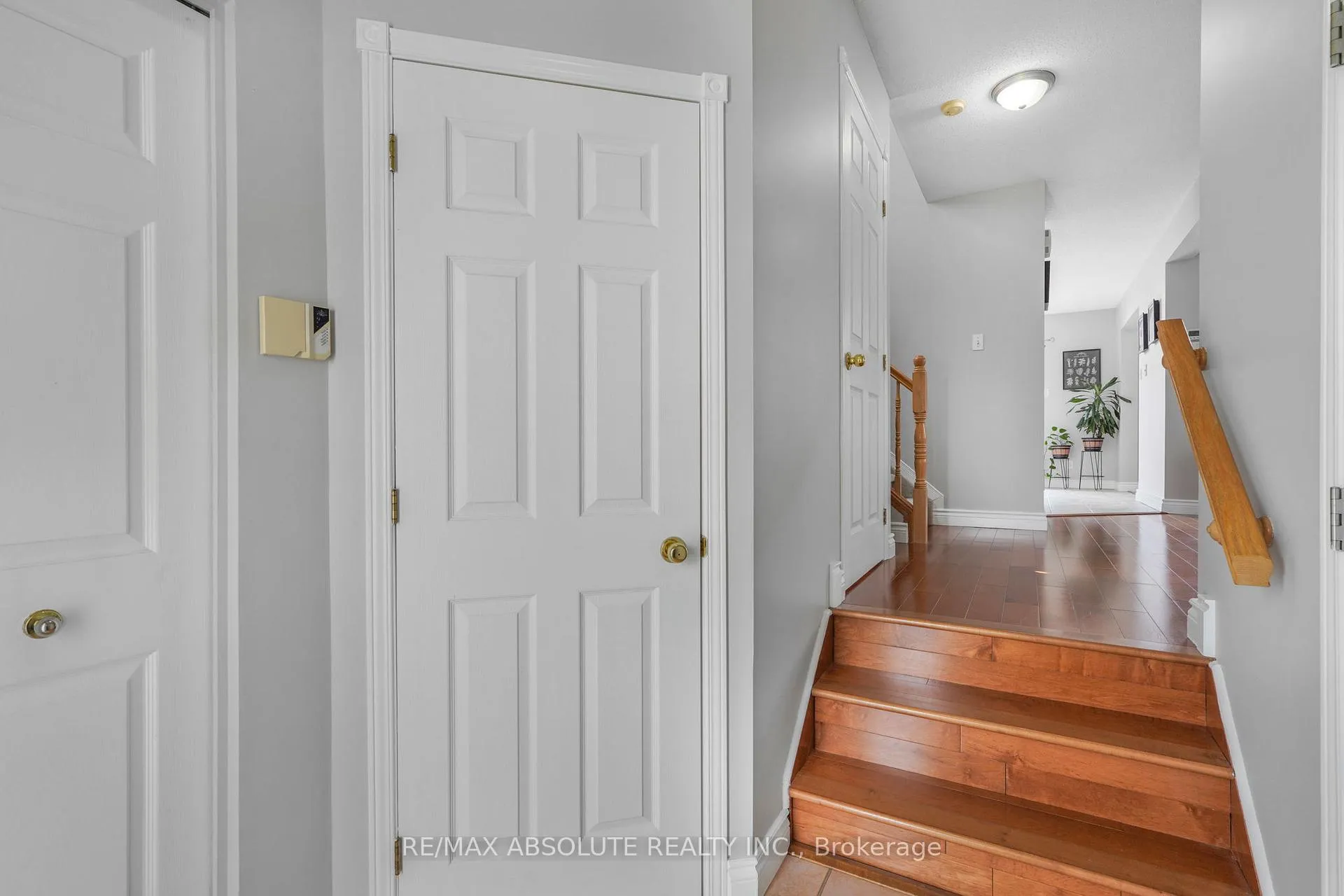 Photo 4 of 879 Paradise Crescent, Ottawa, Fallingbrook/Gardenway South — HOMEH