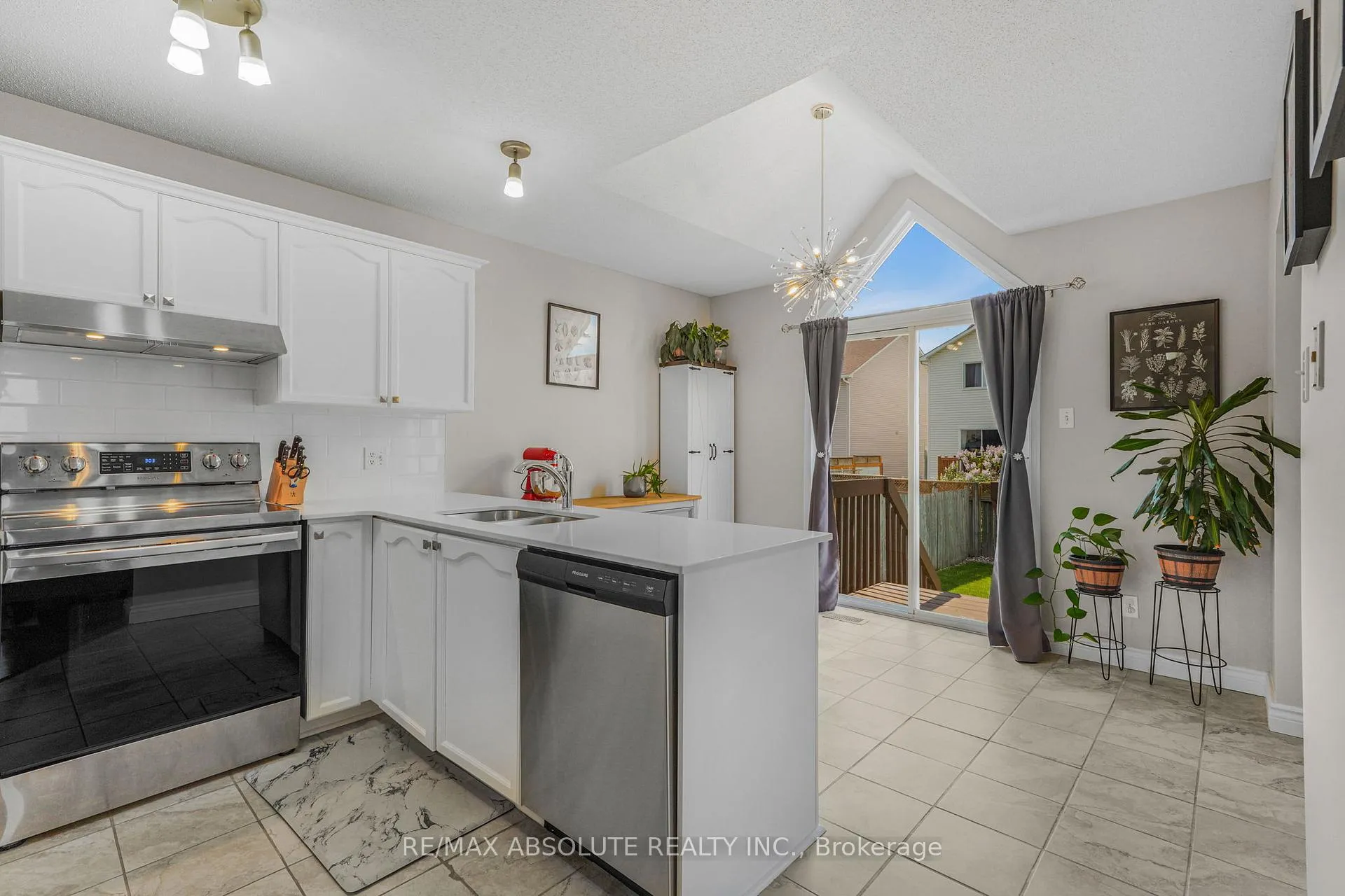 Photo 6 of 879 Paradise Crescent, Ottawa, Fallingbrook/Gardenway South — HOMEH