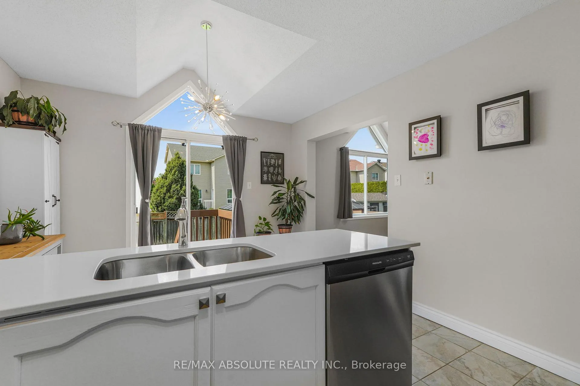 Photo 7 of 879 Paradise Crescent, Ottawa, Fallingbrook/Gardenway South — HOMEH