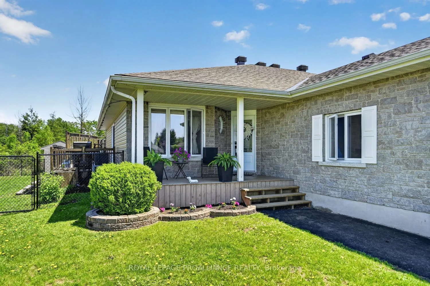 Photo 2 of 5500 Meadowbrook Drive, South Dundas, Iroquois — HOMEH