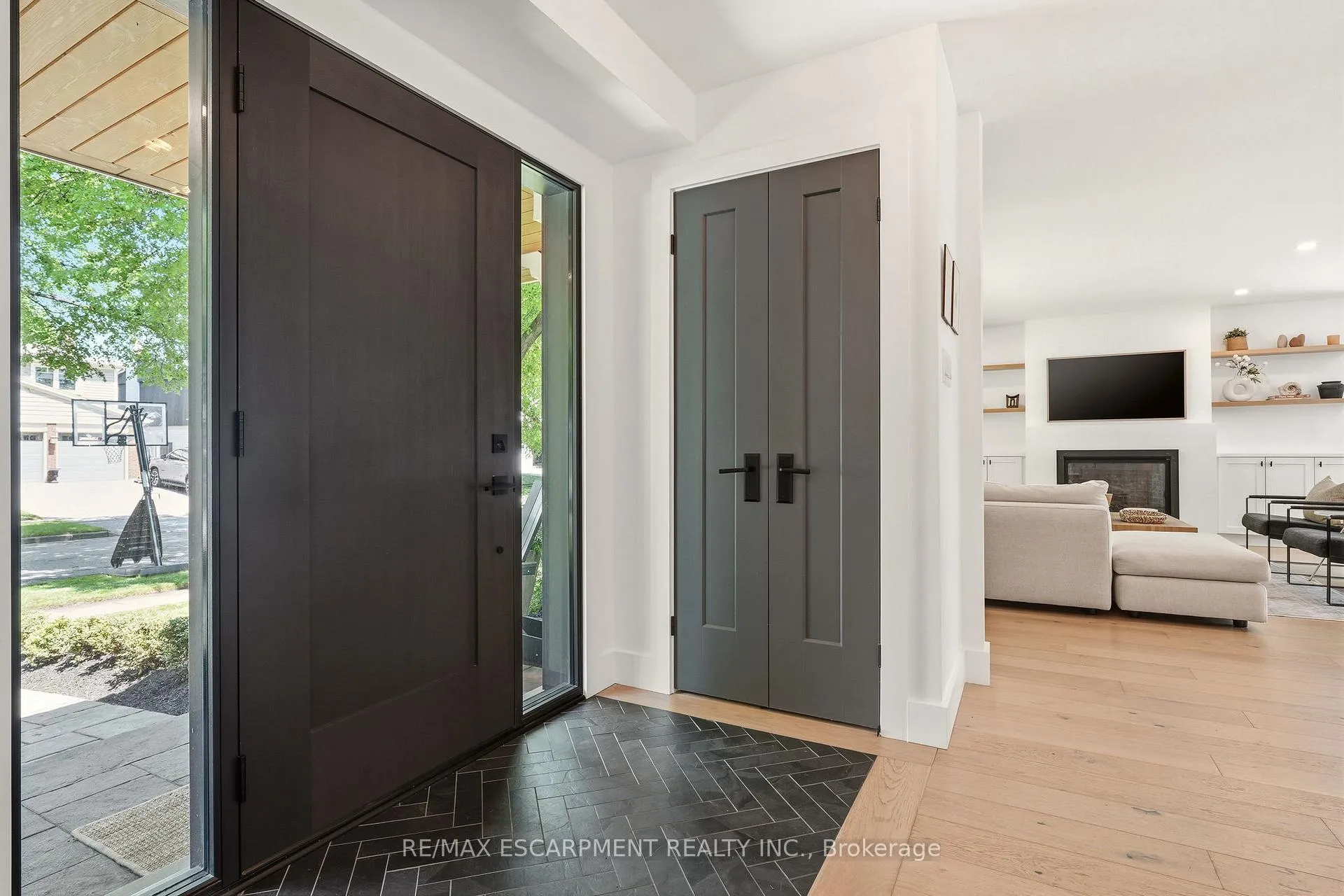 Photo 23 of 394 Rankin Drive, Burlington, Roseland — HOMEH