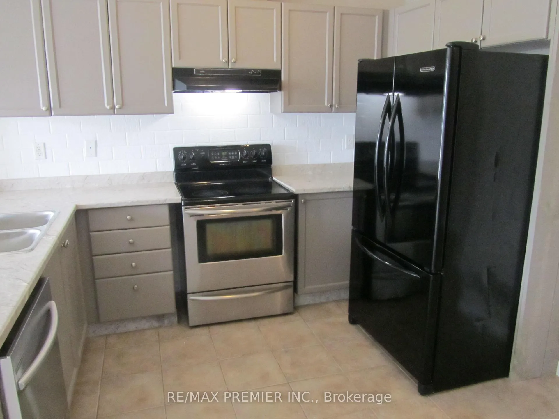 Photo 8 of Unit Unit B, 342 Edgehill Drive, Barrie, Edgehill Drive — HOMEH