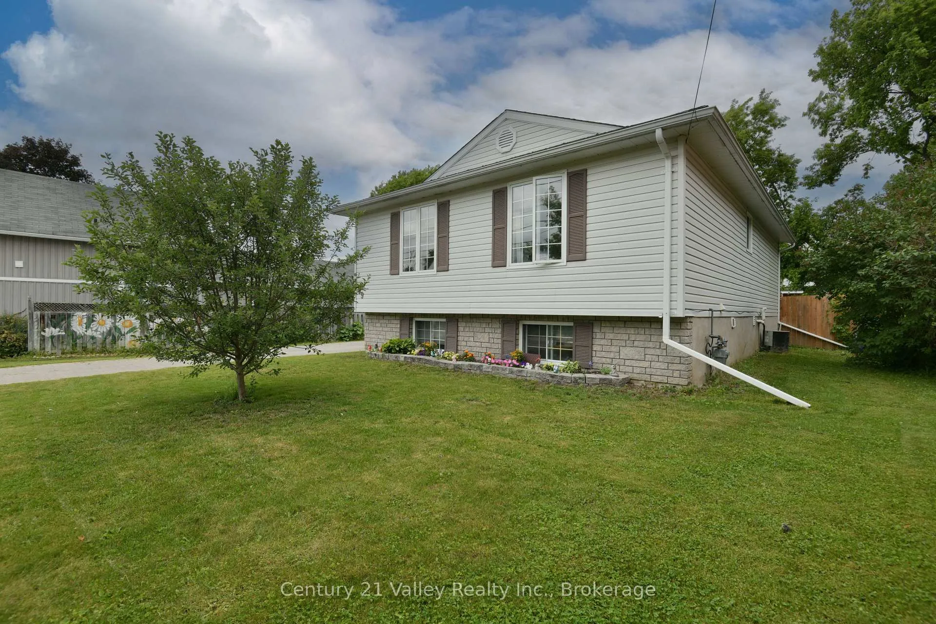 Photo 1 of 99 Queen Street N, Renfrew — HOMEH