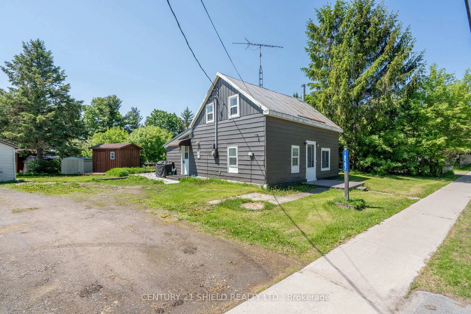 Front of 18582 Dundas Street S