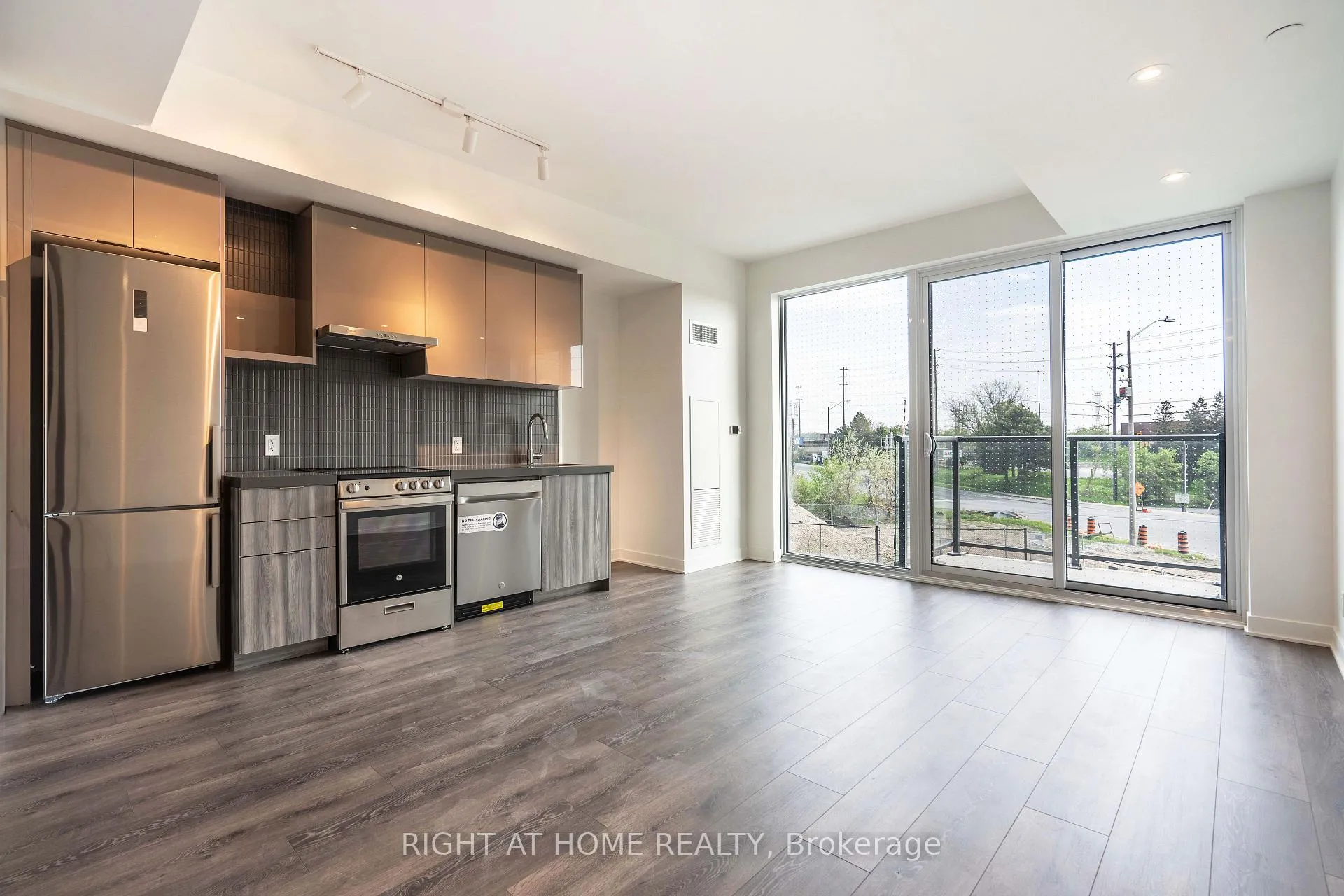 Photo 3 of Unit 0309, 10 Flavelle Trail, Vaughan, Steeles West Industrial — HOMEH
