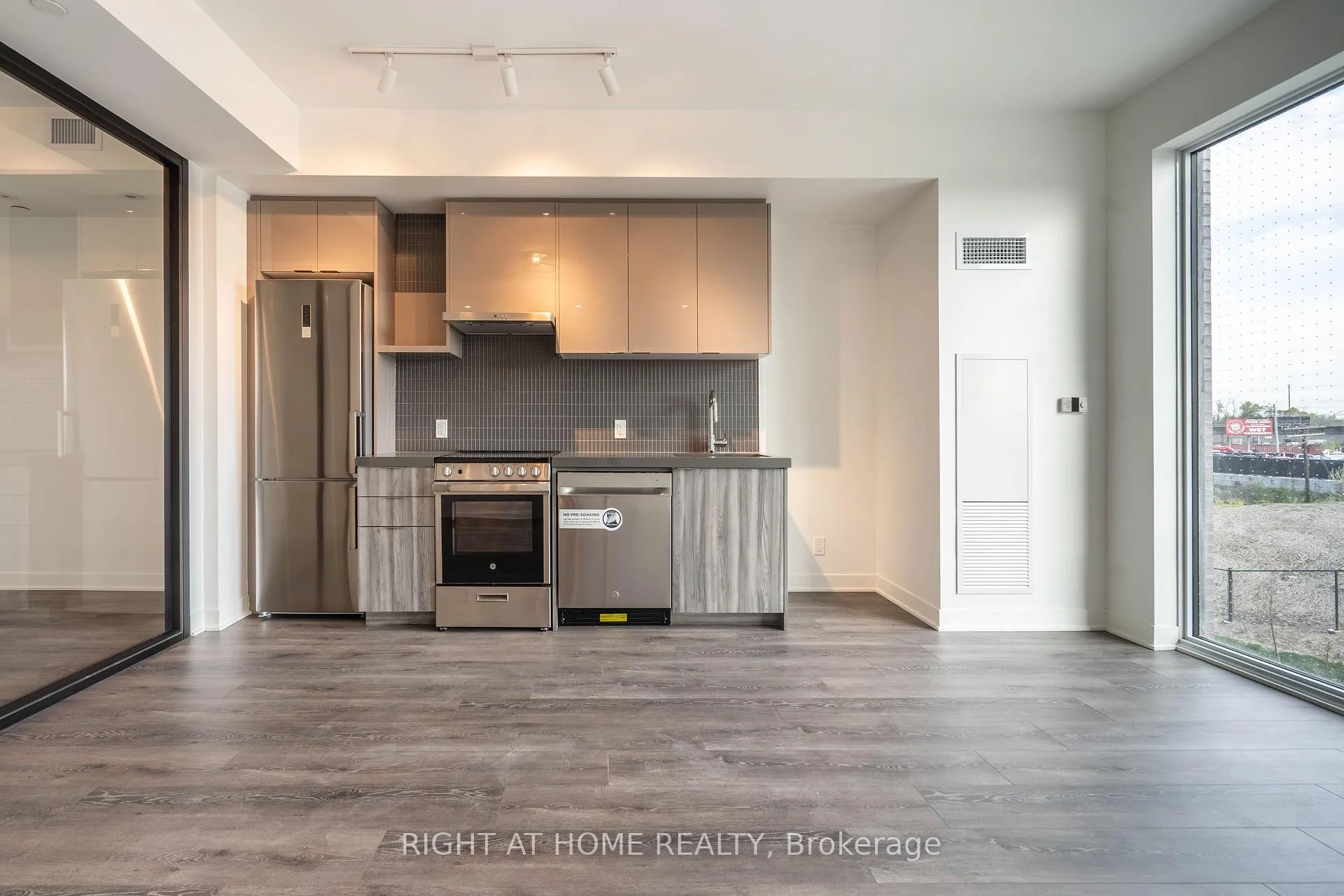 Photo 5 of Unit 0309, 10 Flavelle Trail, Vaughan, Steeles West Industrial — HOMEH