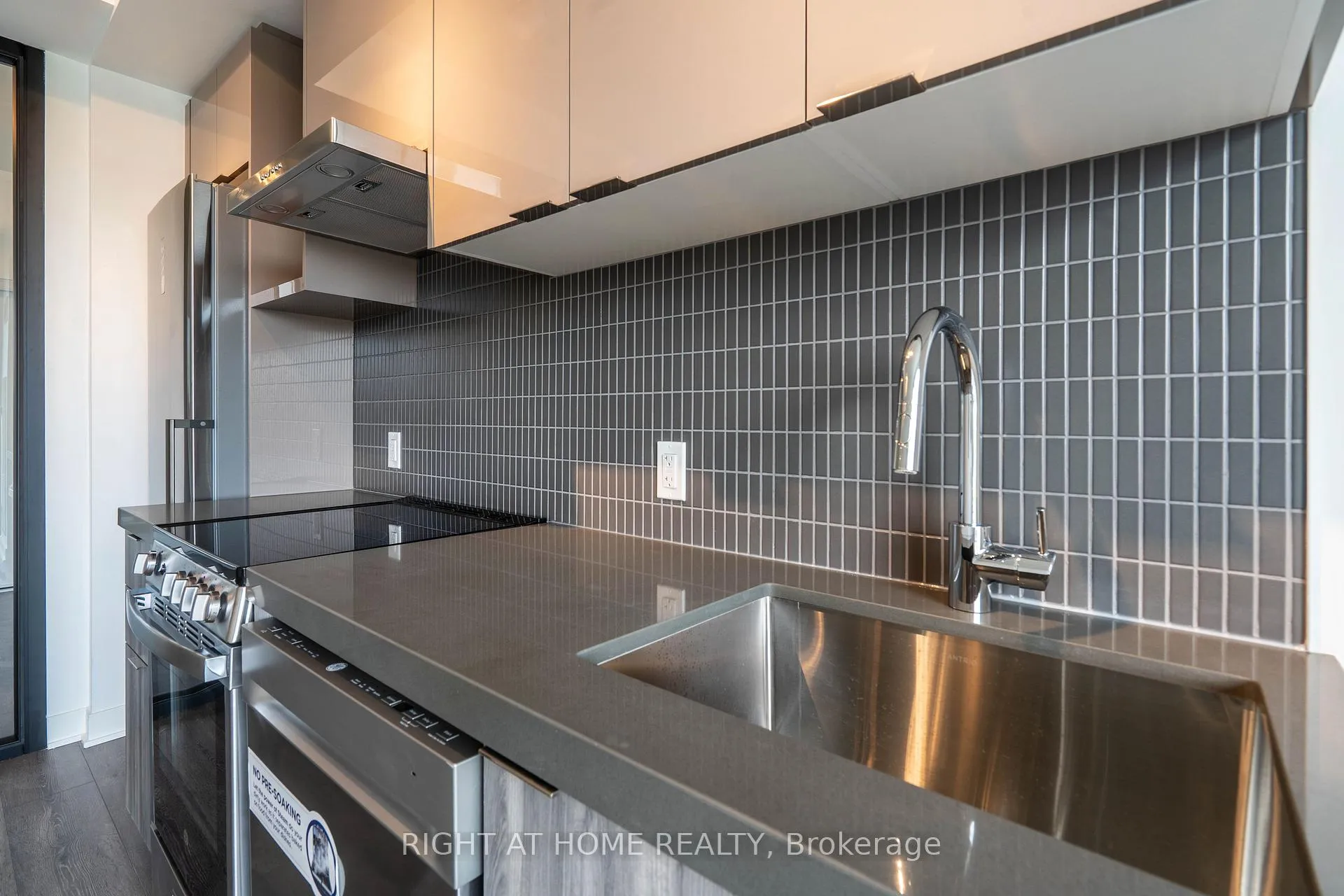 Photo 6 of Unit 0309, 10 Flavelle Trail, Vaughan, Steeles West Industrial — HOMEH
