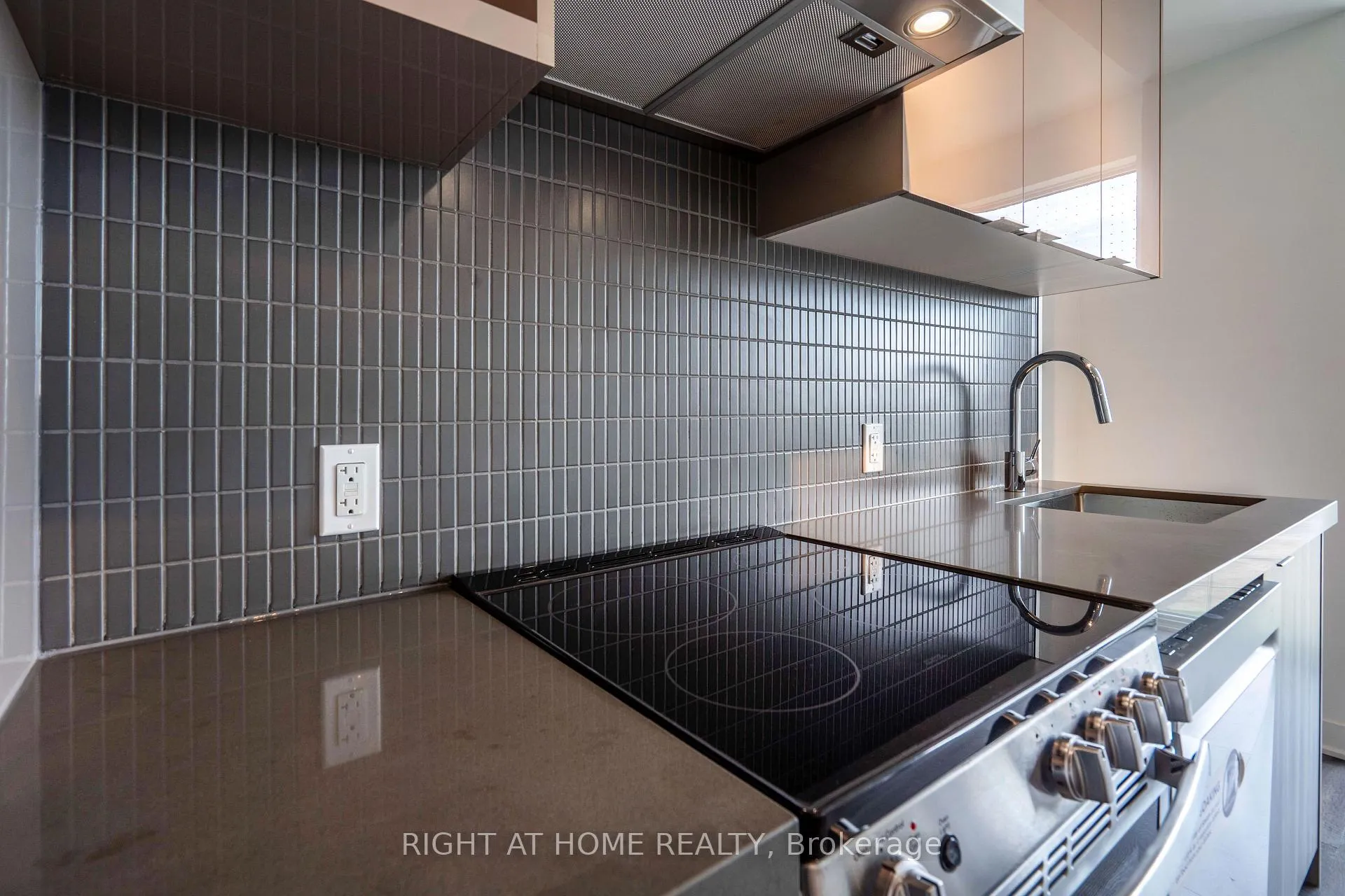 Photo 7 of Unit 0309, 10 Flavelle Trail, Vaughan, Steeles West Industrial — HOMEH