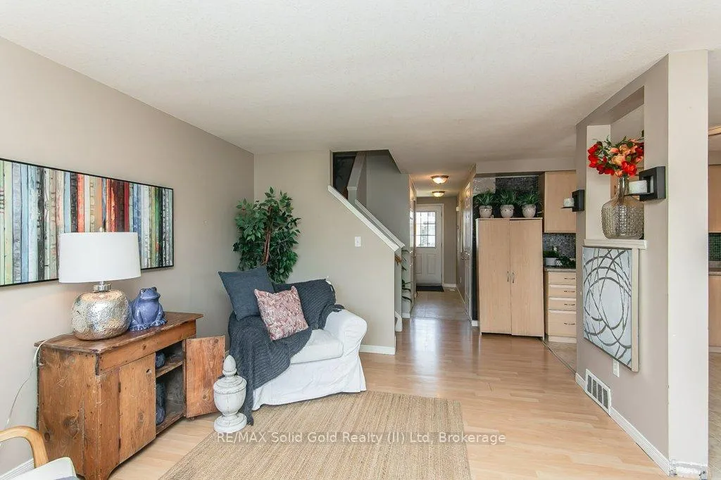 Photo 10 of 71 Foxglove Crescent, Kitchener — HOMEH