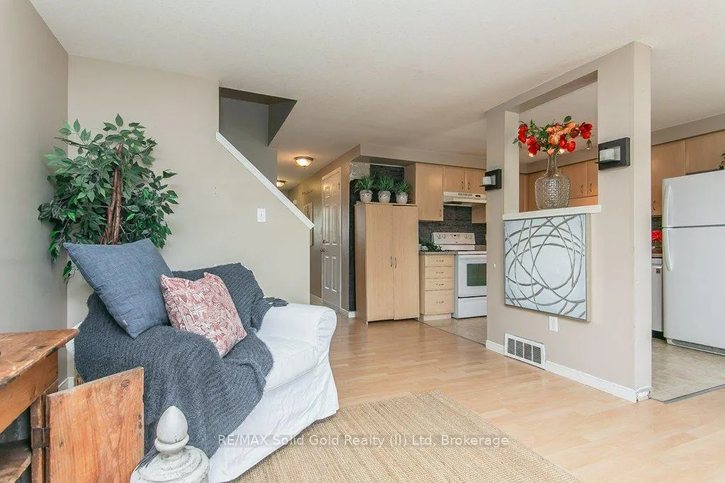 Photo 11 of 71 Foxglove Crescent, Kitchener — HOMEH