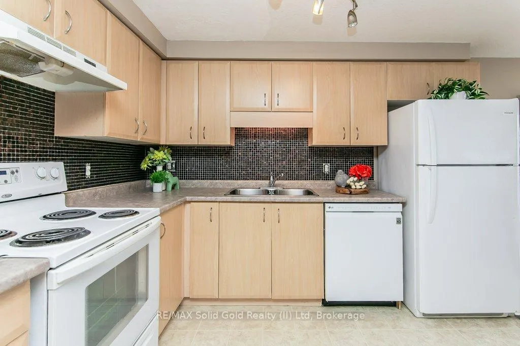 Photo 13 of 71 Foxglove Crescent, Kitchener — HOMEH