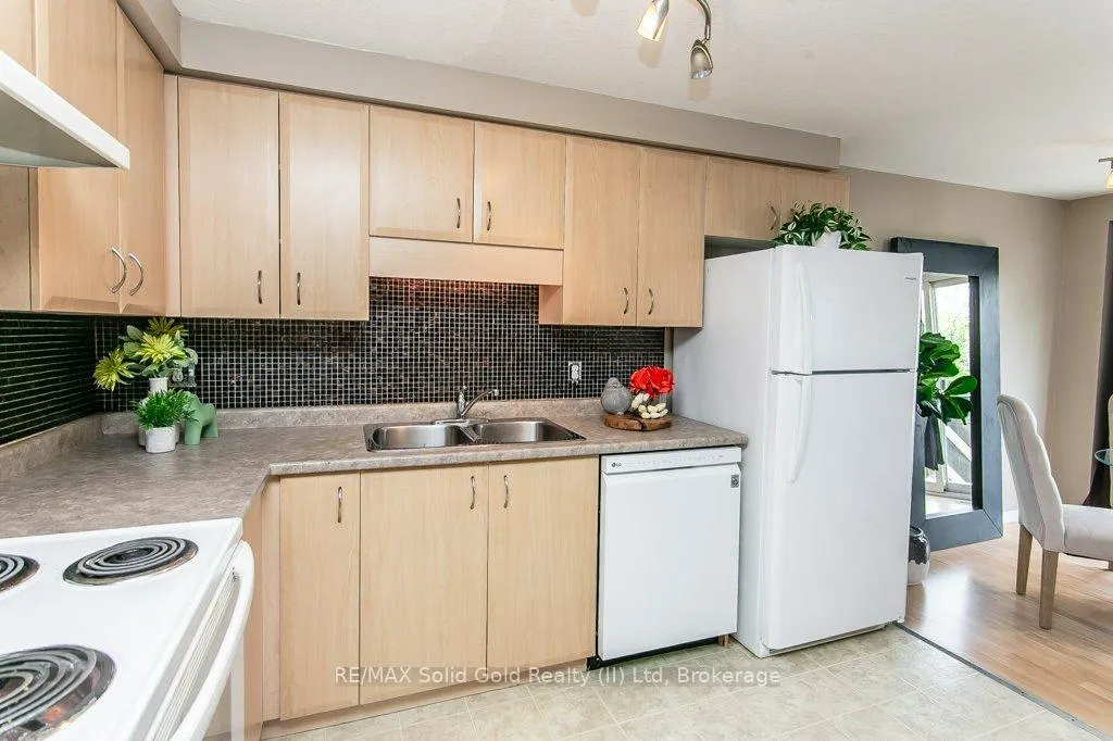 Photo 14 of 71 Foxglove Crescent, Kitchener — HOMEH