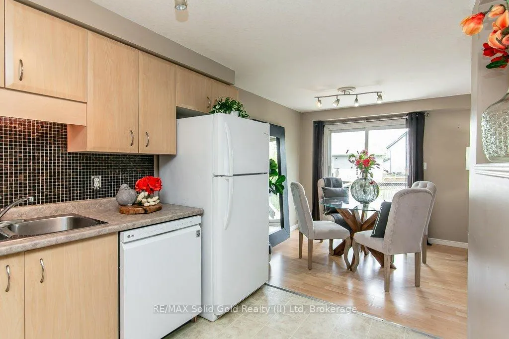 Photo 15 of 71 Foxglove Crescent, Kitchener — HOMEH