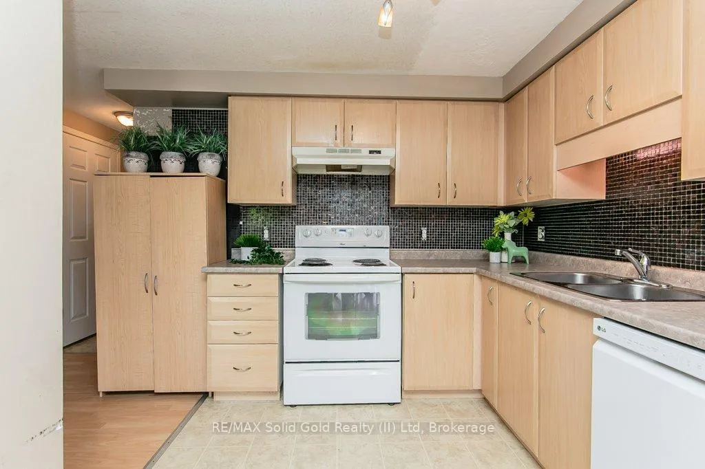 Photo 16 of 71 Foxglove Crescent, Kitchener — HOMEH
