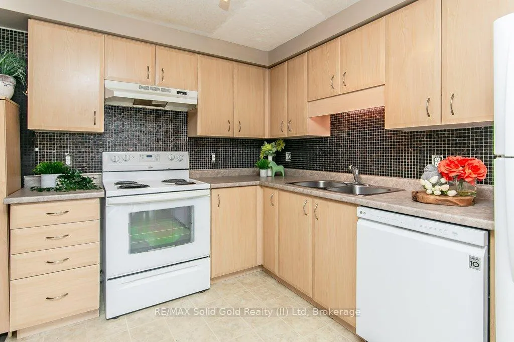 Photo 17 of 71 Foxglove Crescent, Kitchener — HOMEH