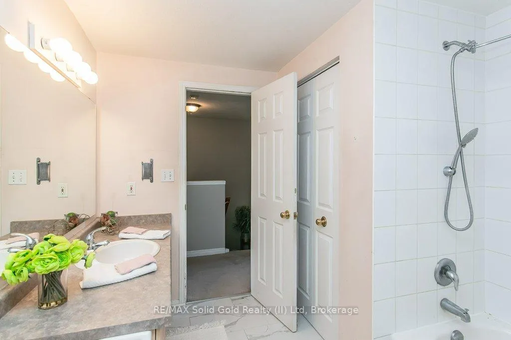 Photo 29 of 71 Foxglove Crescent, Kitchener — HOMEH