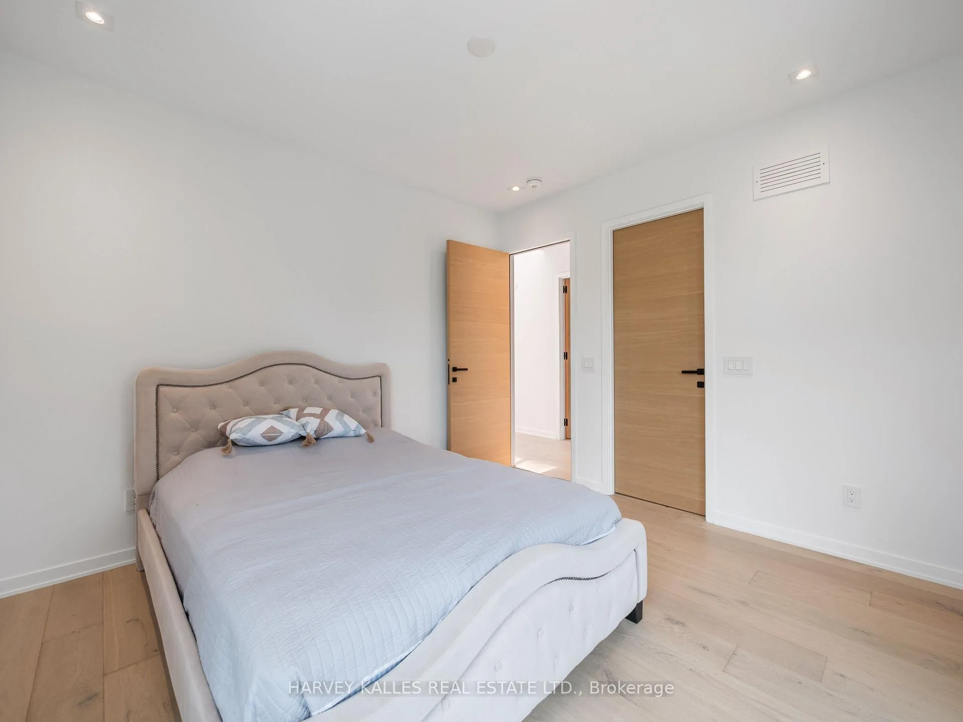 Photo 36 of 585 Bedford park Avenue, Toronto, Bedford Park-Nortown — HOMEH