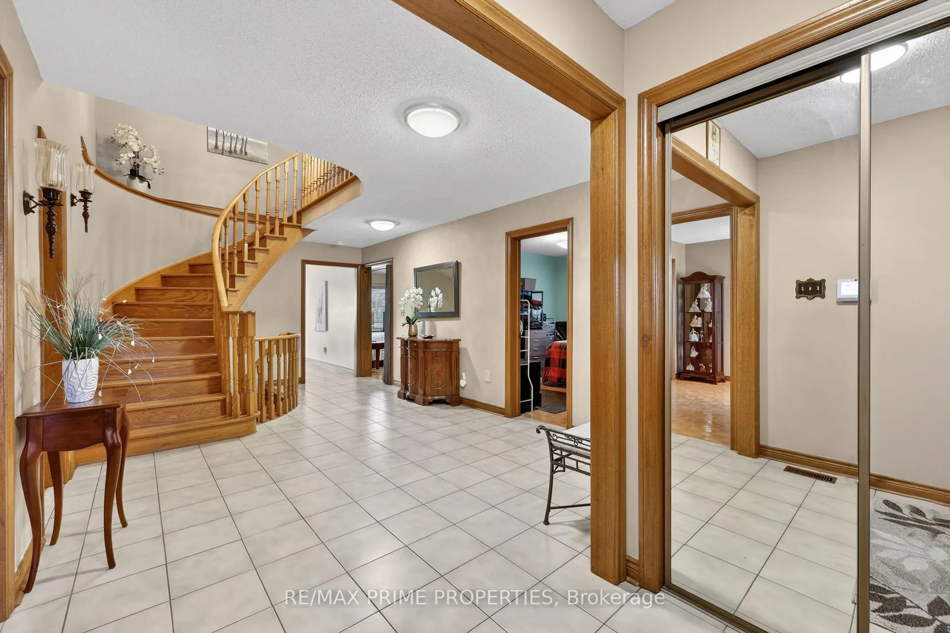 Photo 2 of 15 Jimston Drive, Markham, Milliken Mills East — HOMEH