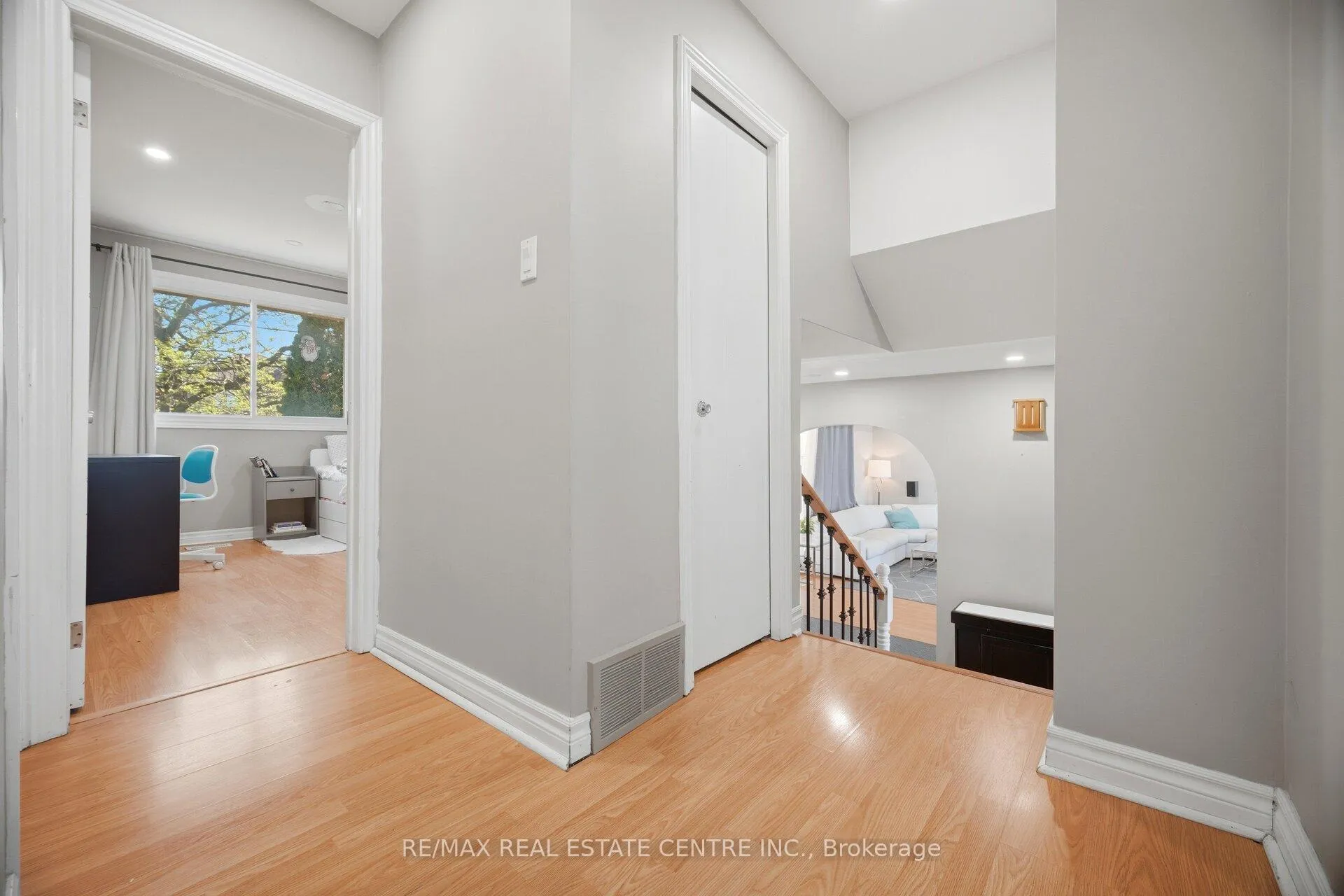 Photo 23 of 46 Seabreeze Crescent, Hamilton, Lakeshore — HOMEH