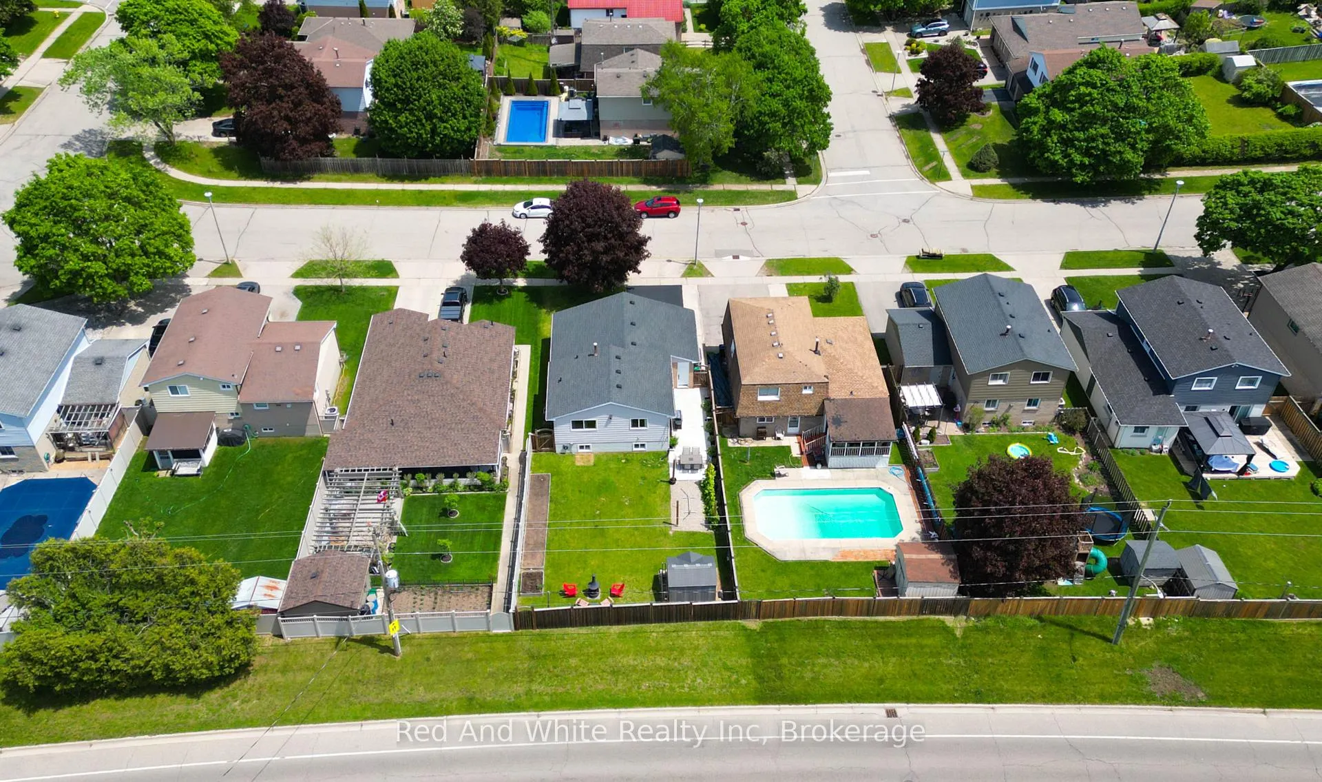 Photo 5 of 1828 Earlwood Drive, Cambridge, Galt City Centre — HOMEH