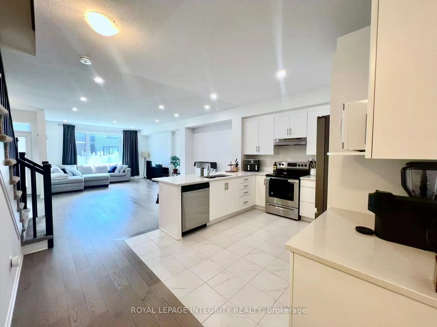 Photo 6 of 874 Paseana Place, Ottawa, Kanata - Emerald Meadows/Trailwest — HOMEH