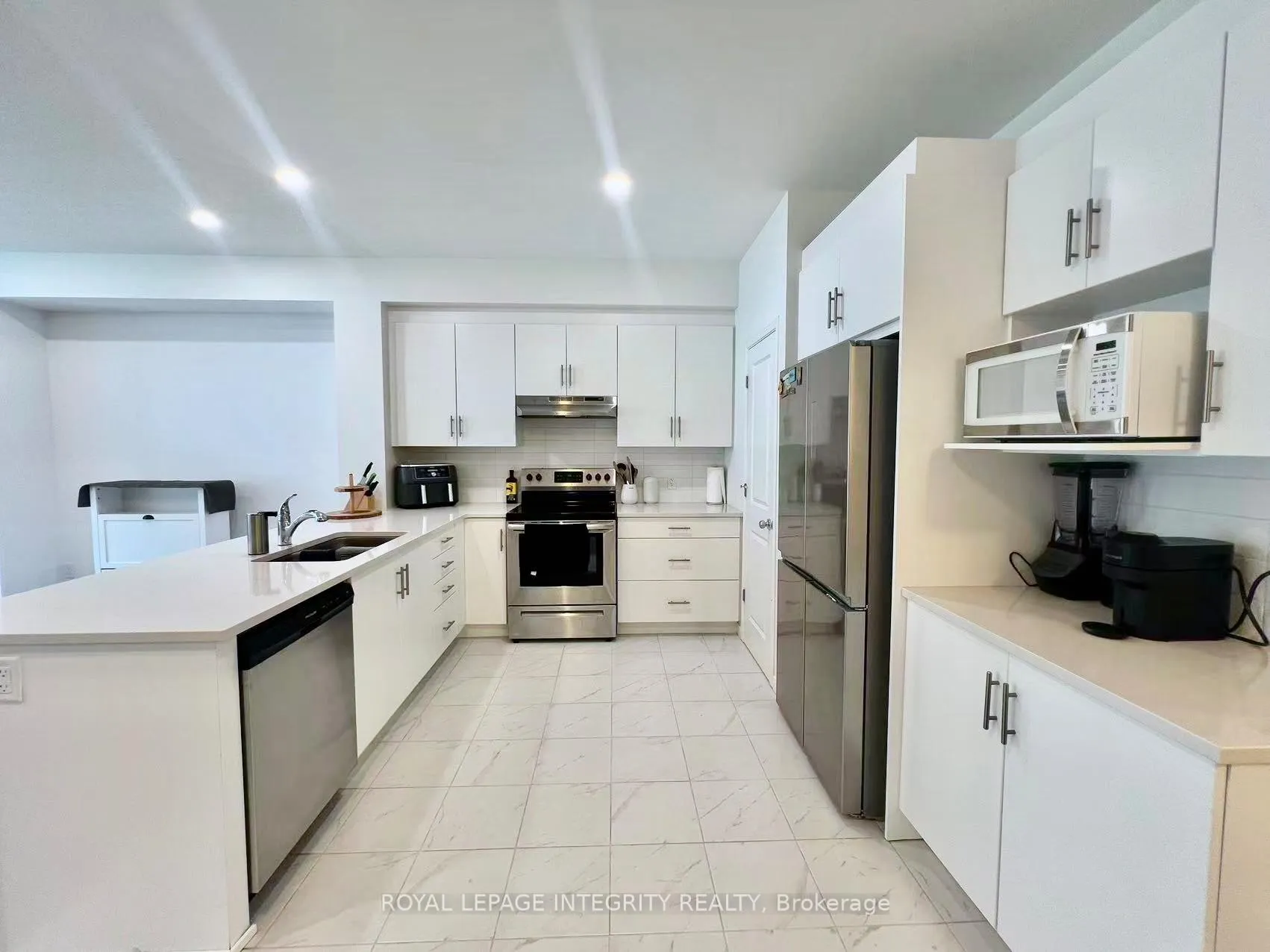 Photo 7 of 874 Paseana Place, Ottawa, Kanata - Emerald Meadows/Trailwest — HOMEH