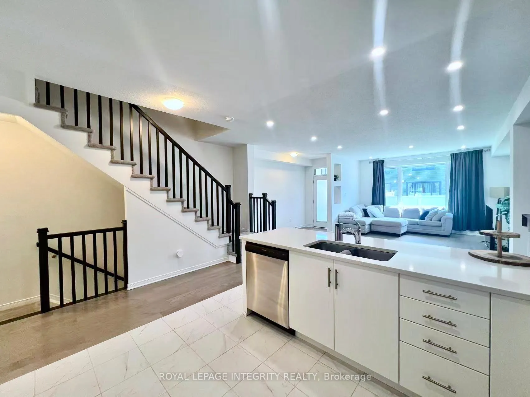 Photo 9 of 874 Paseana Place, Ottawa, Kanata - Emerald Meadows/Trailwest — HOMEH