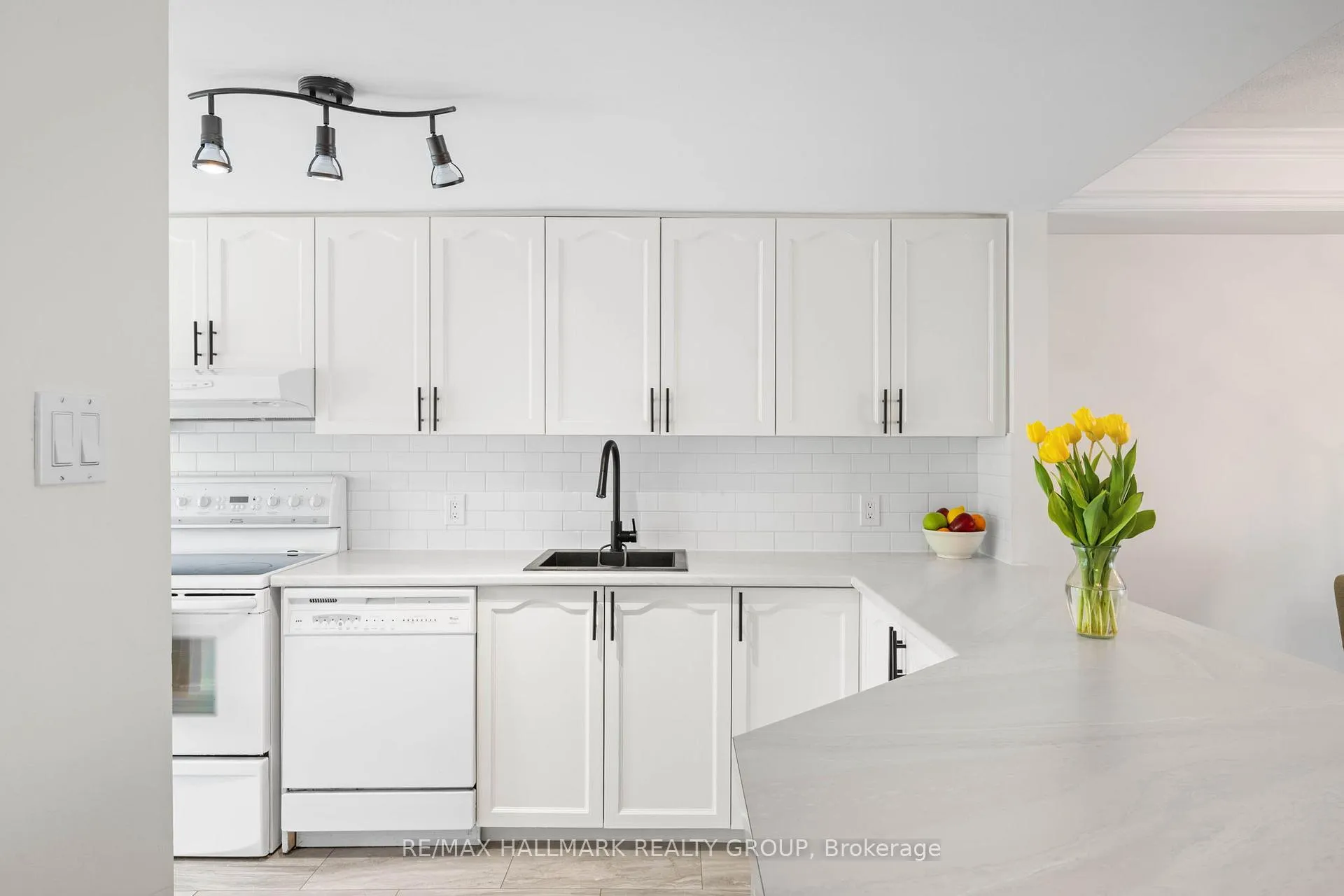 Photo 6 of 1109 Gablefield Private, Ottawa, Beaconwood — HOMEH