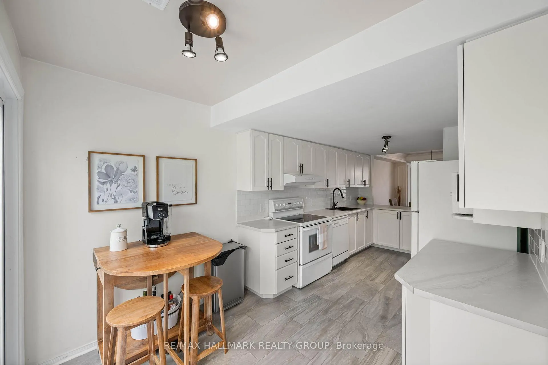 Photo 12 of 1109 Gablefield Private, Ottawa, Beaconwood — HOMEH