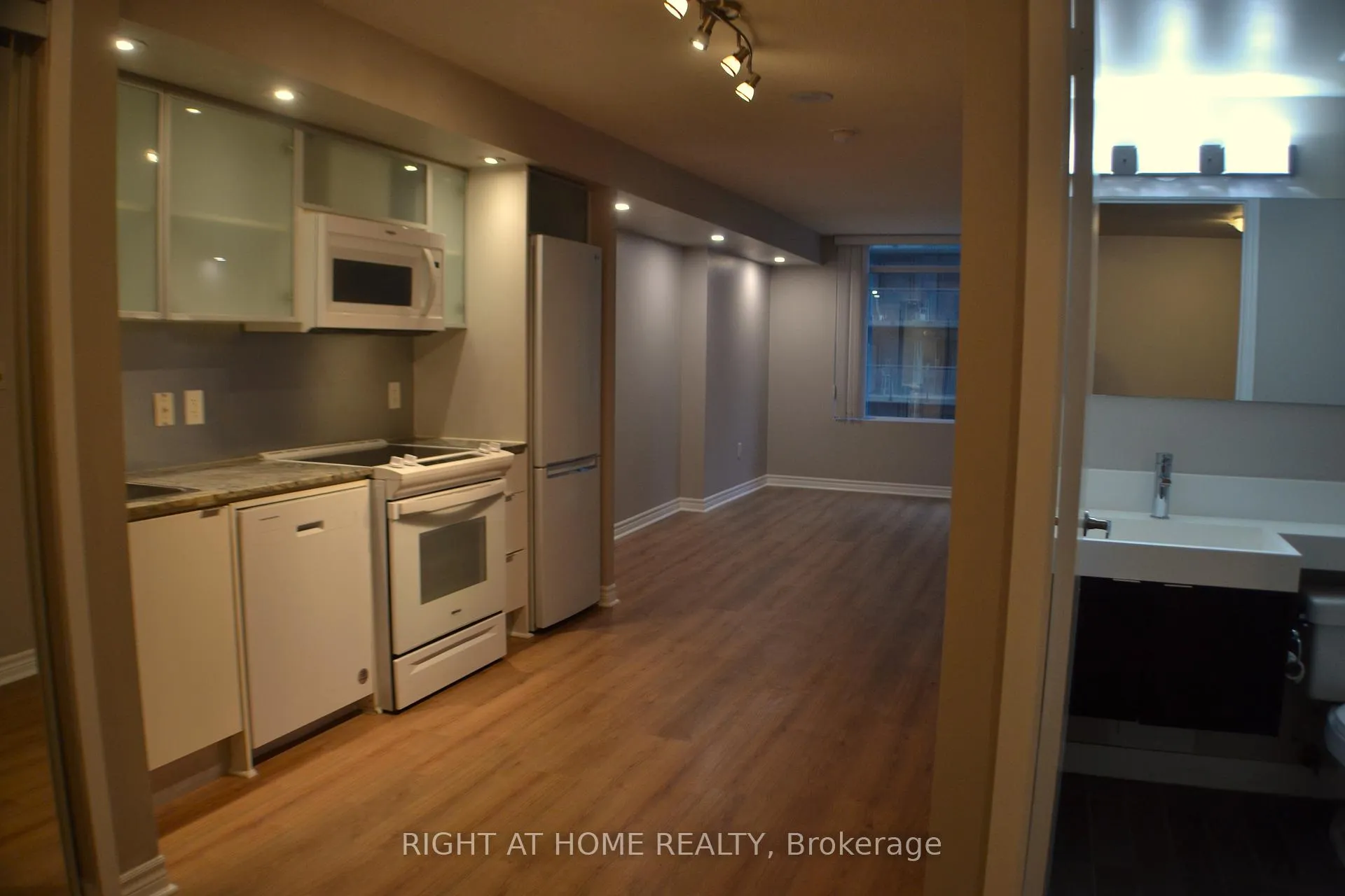 Photo 4 of Unit 1005, 25 Telegram Mews, Toronto, Waterfront Communities — HOMEH
