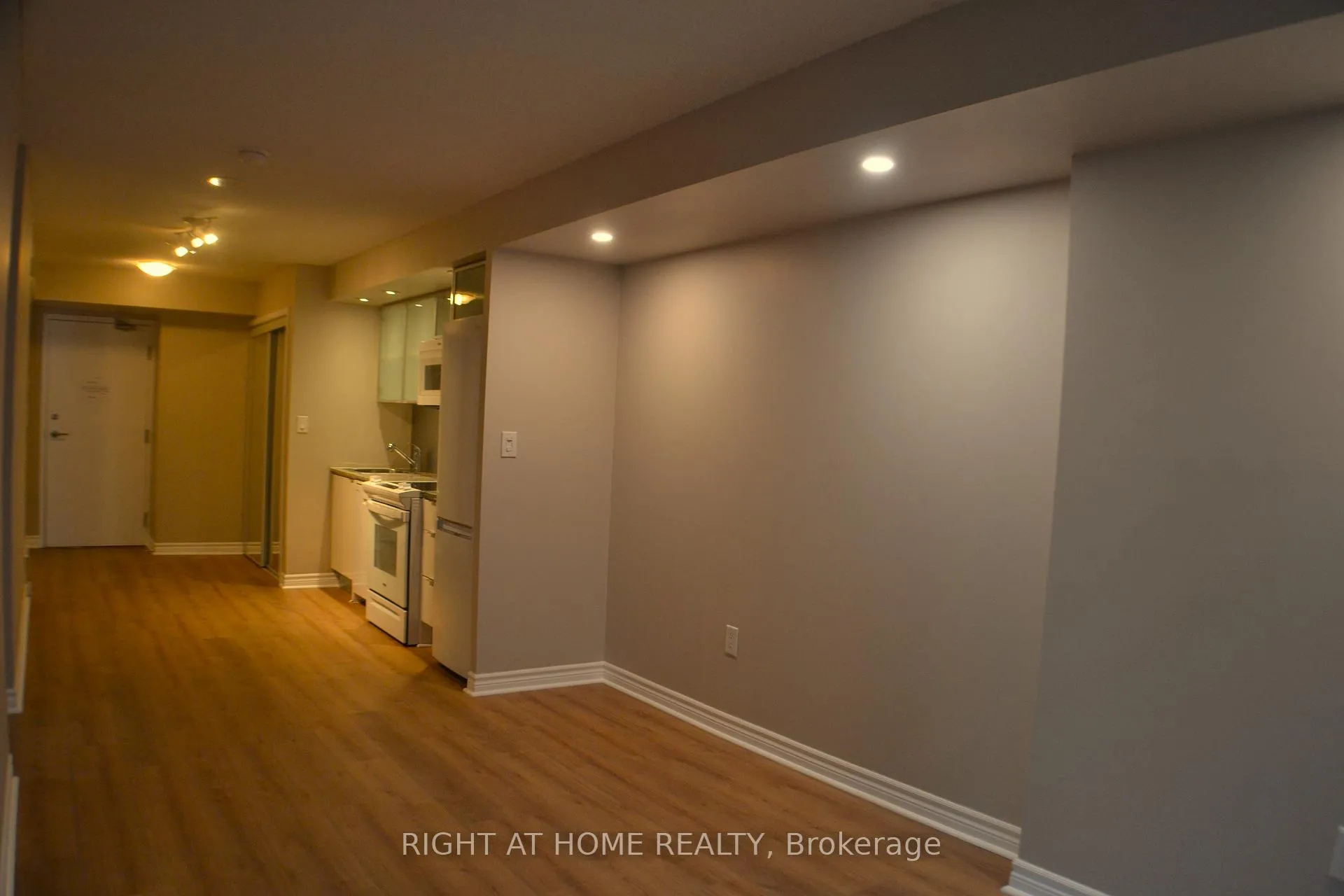 Photo 6 of Unit 1005, 25 Telegram Mews, Toronto, Waterfront Communities — HOMEH