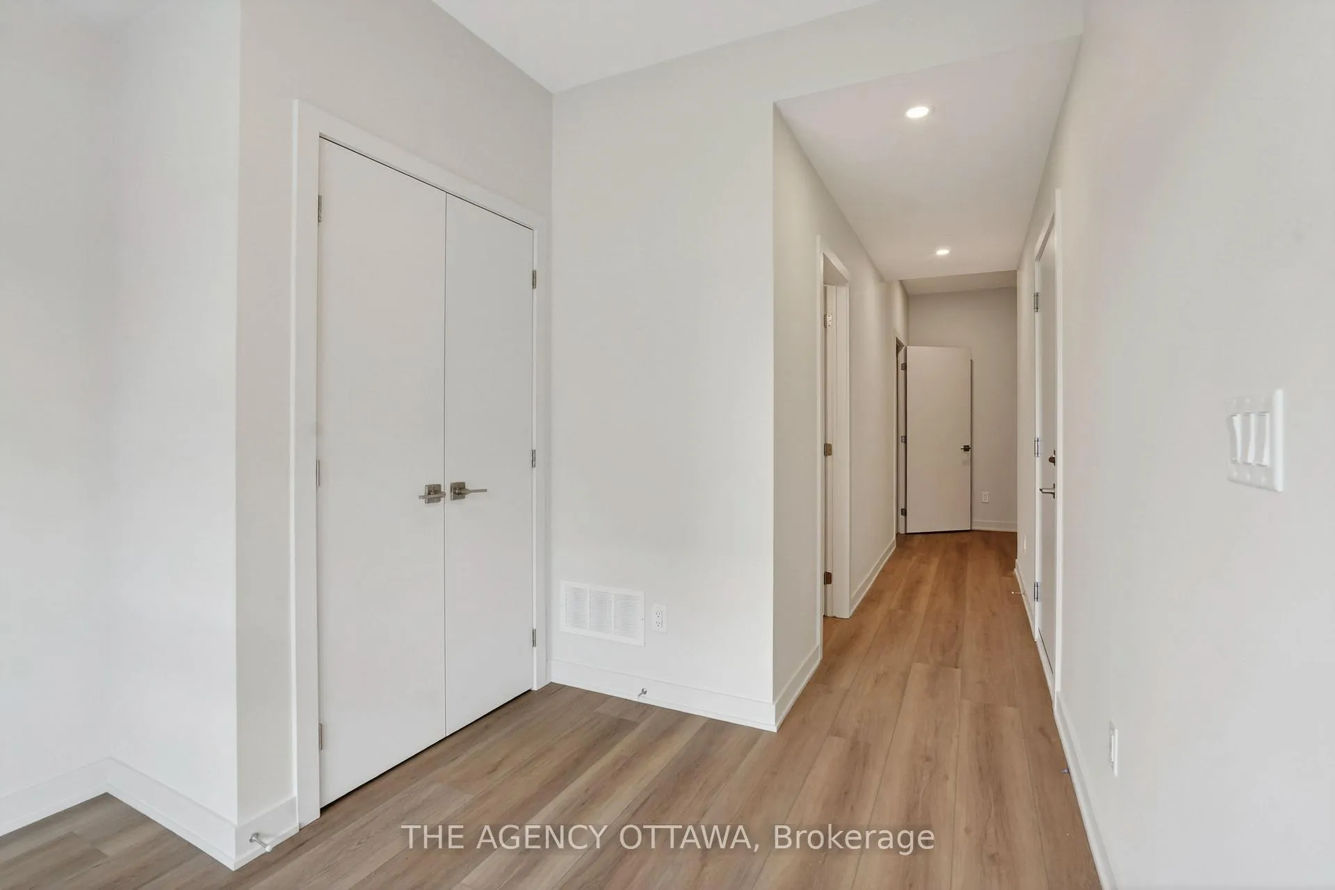 Photo 5 of 3061 Showcase Crescent, Ottawa, Riverside South/Gloucester Glen — HOMEH