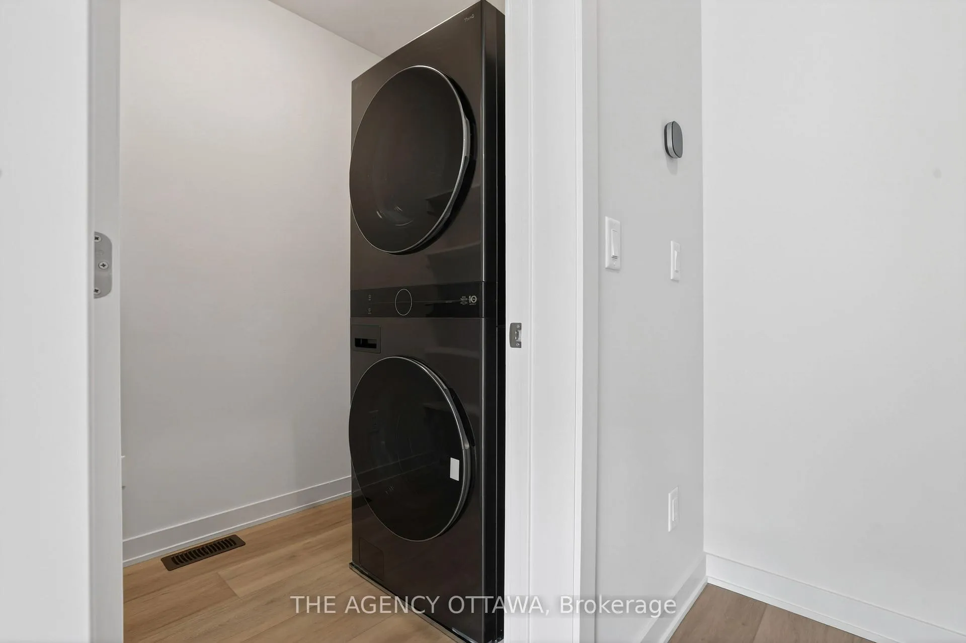 Photo 6 of 3061 Showcase Crescent, Ottawa, Riverside South/Gloucester Glen — HOMEH